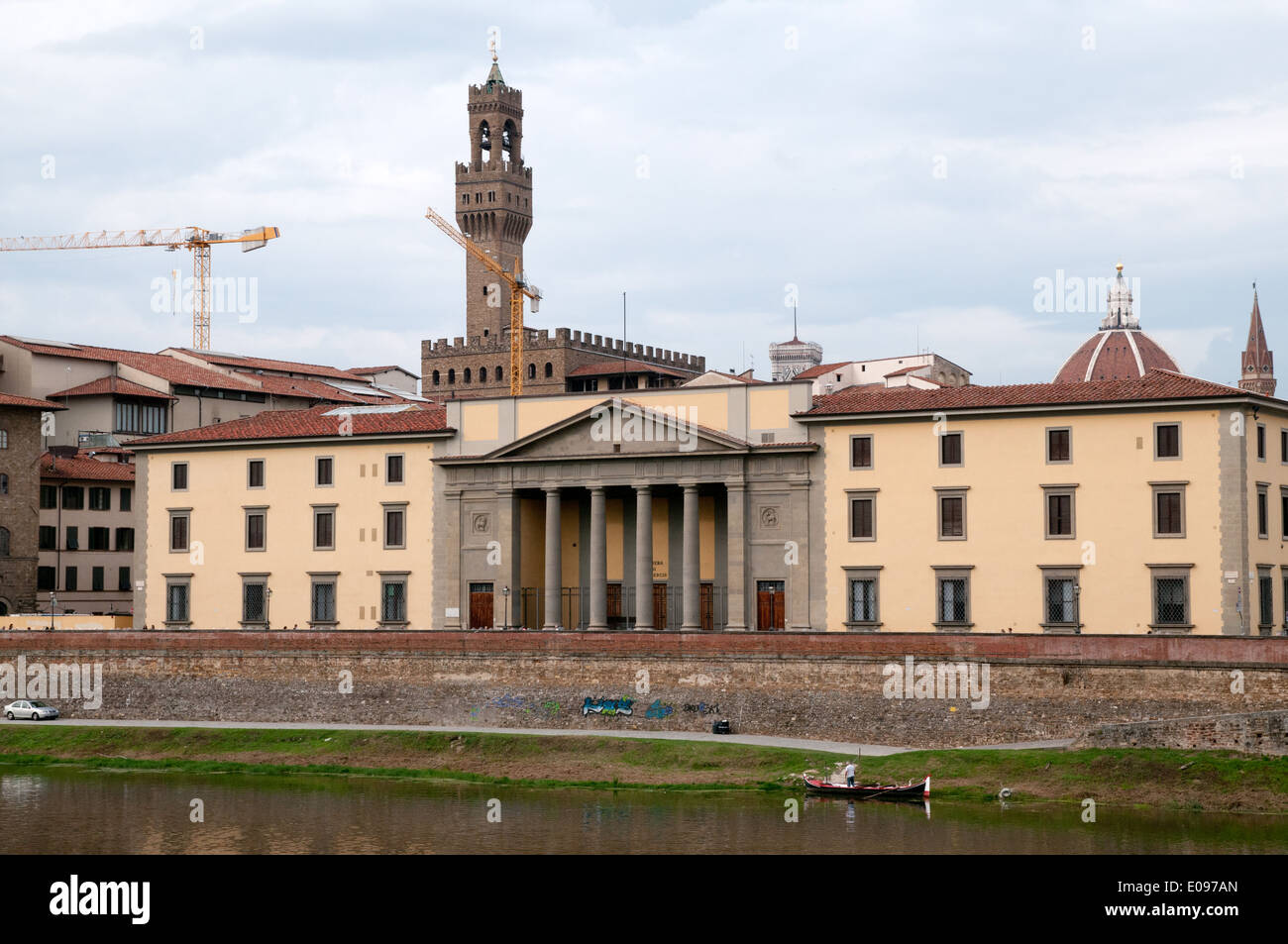 Edifici sul Lungarno Generale Diaz con torre di Palazzon Vecchio dietro si vede attraverso il fiume Arno Firenze Italia Foto Stock