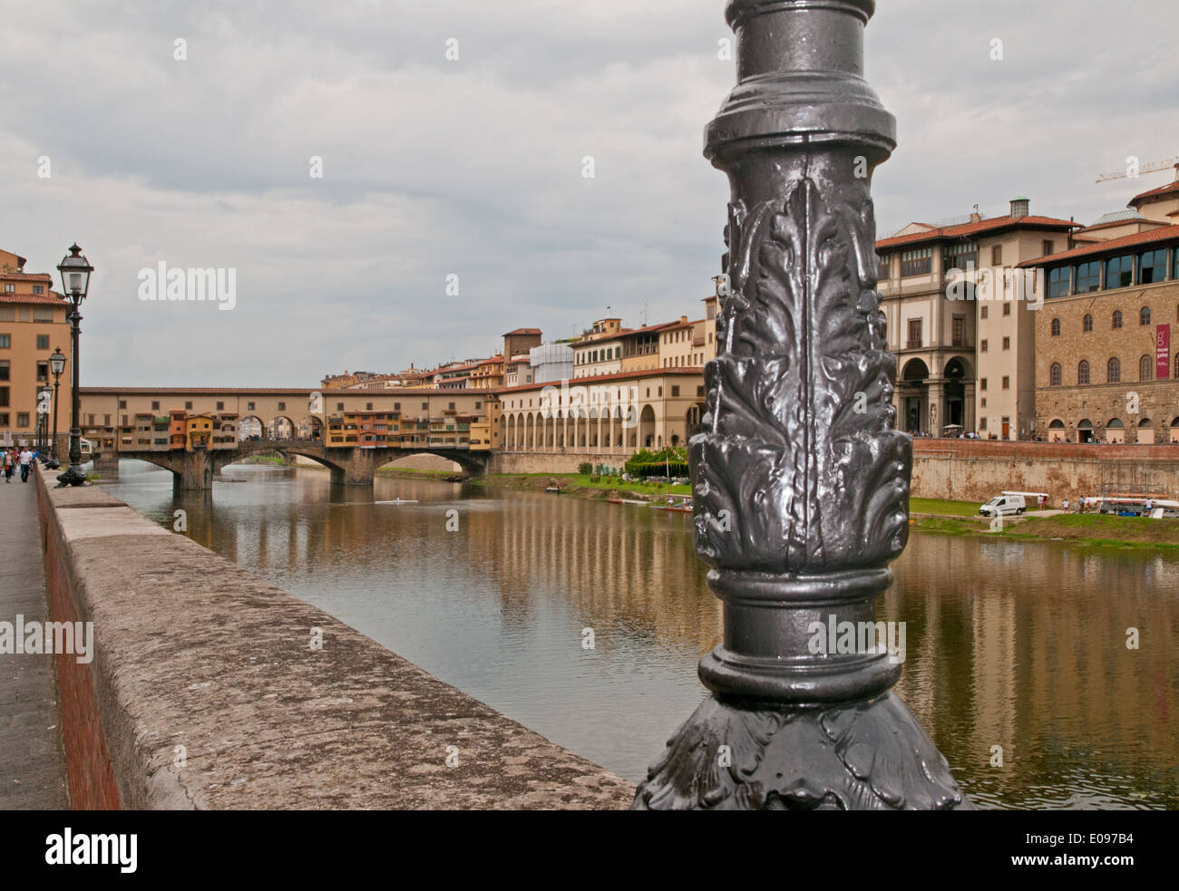 Ponte Vecchio e ornati in ghisa lampada sostare sulla sponda sud del fiume Arno Firenze Italia Foto Stock