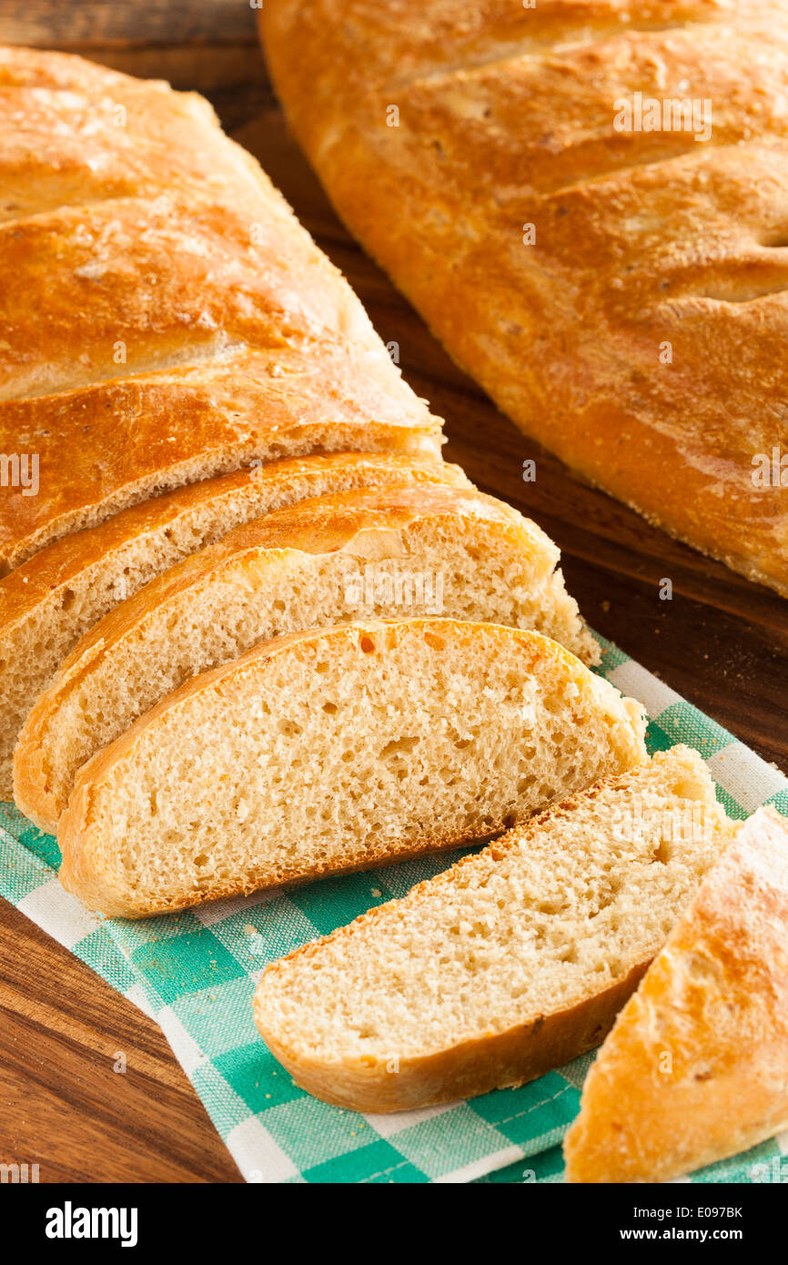 In casa tutta la granella pane cipolla su uno sfondo Foto Stock