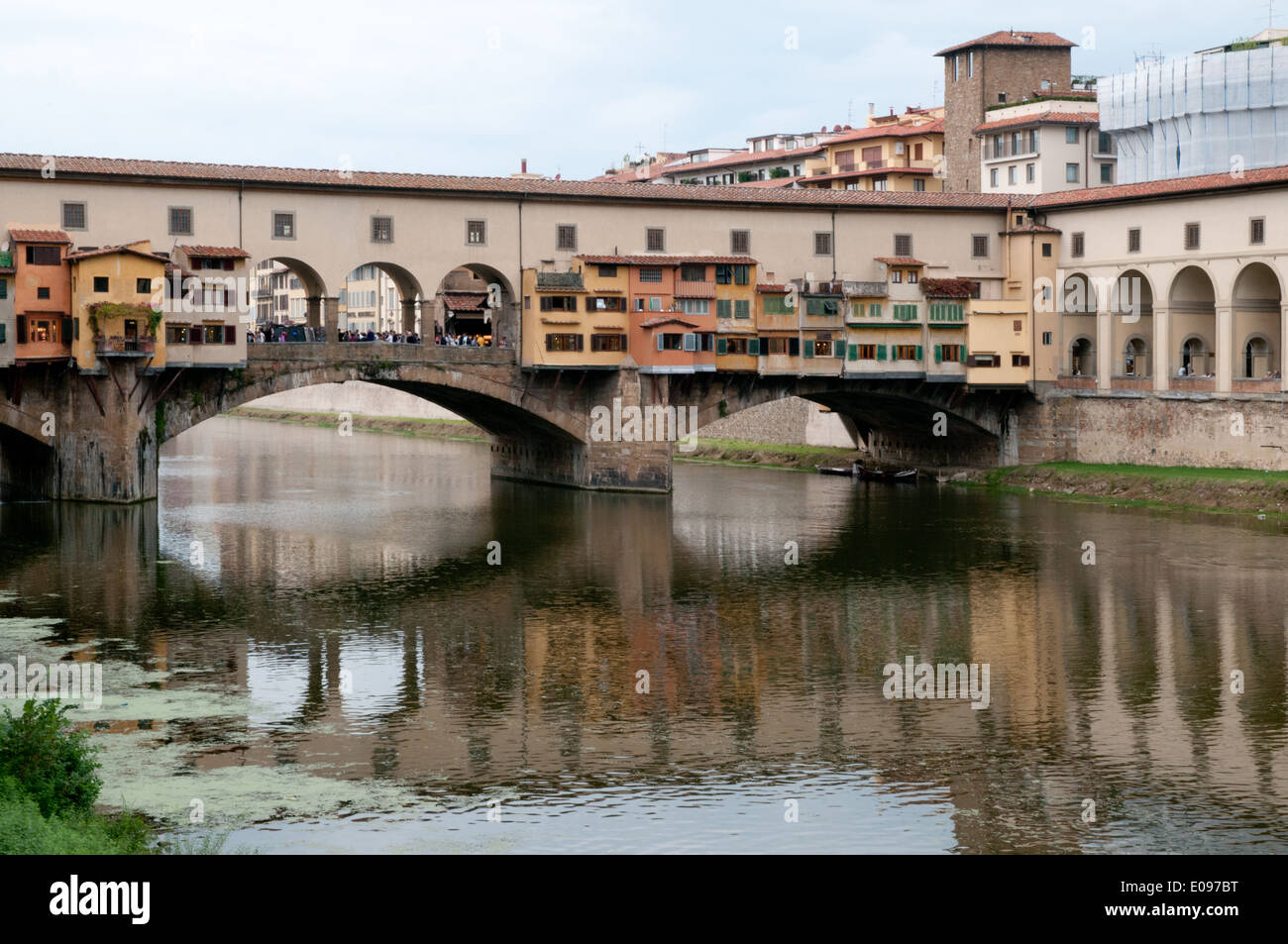 Sul lato est del Ponte Vecchio sul fiume Arno Firenze Italia Foto Stock