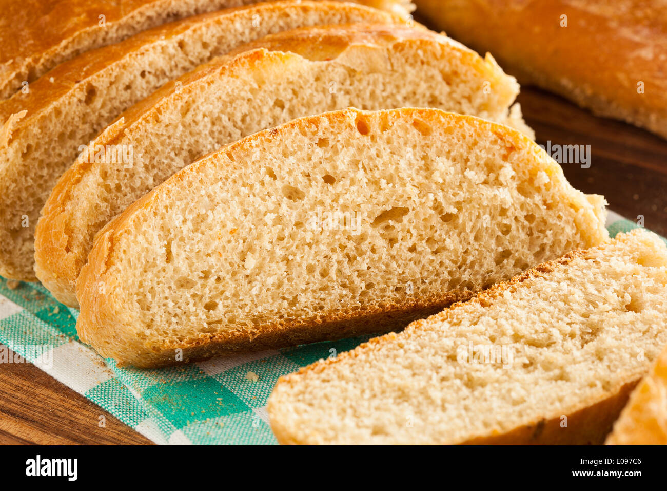 In casa tutta la granella pane cipolla su uno sfondo Foto Stock