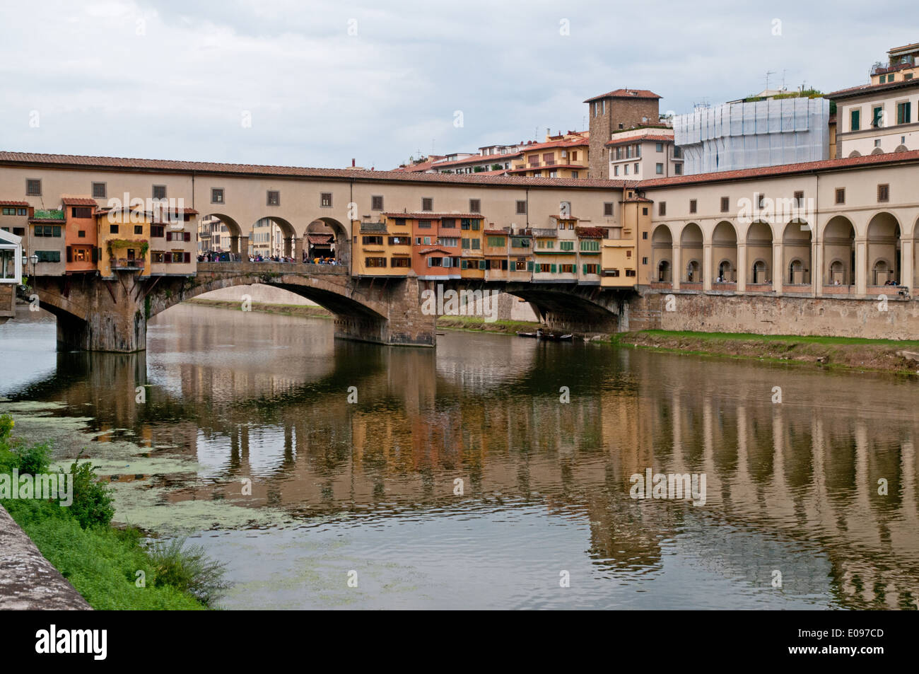 Sul lato est del Ponte Vecchio sul fiume Arno Firenze Italia Foto Stock