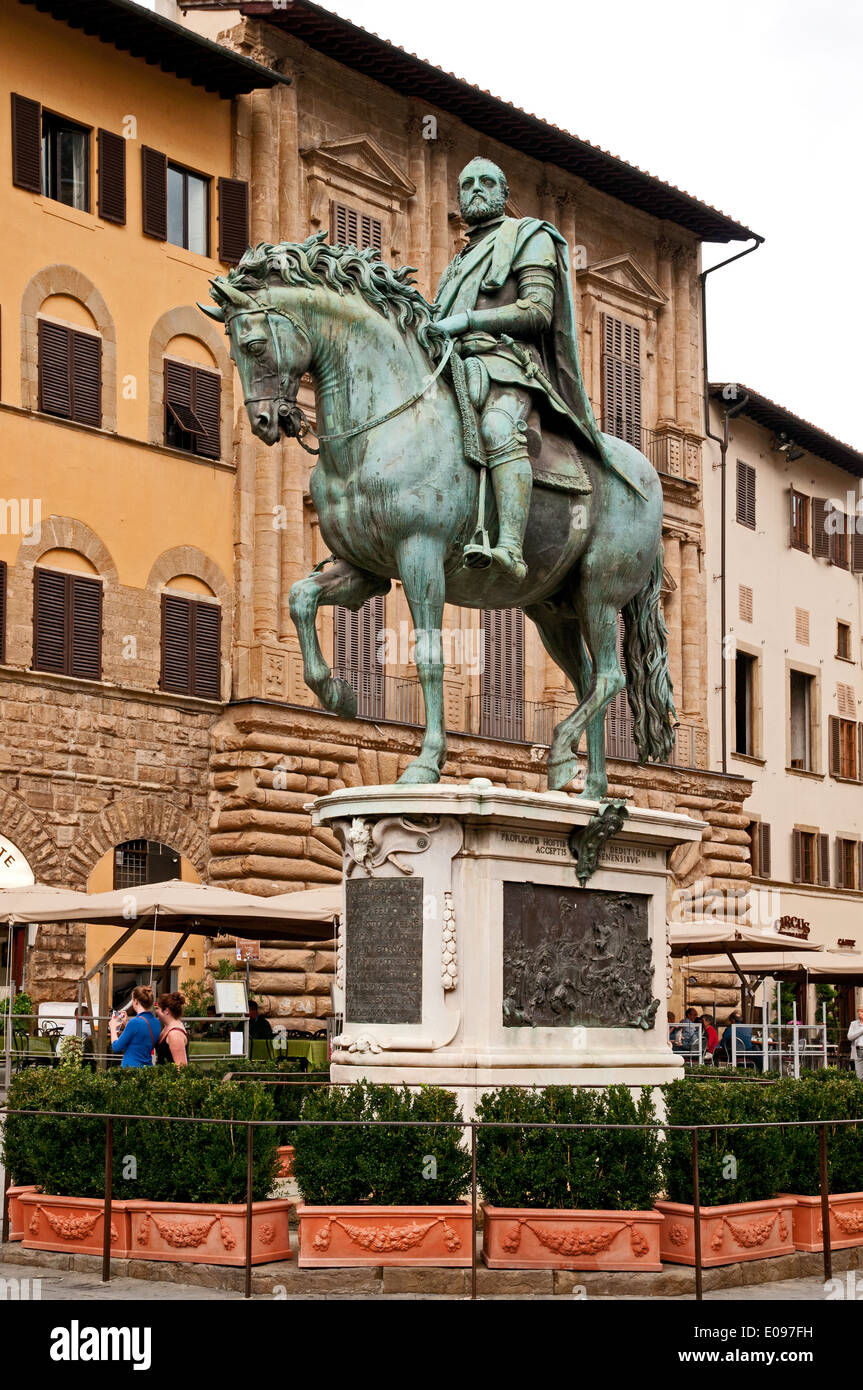 In bronzo statua equestre di Cosimo I del Giambologna 1594 in Piazza della Signoria a Firenze Italia Foto Stock