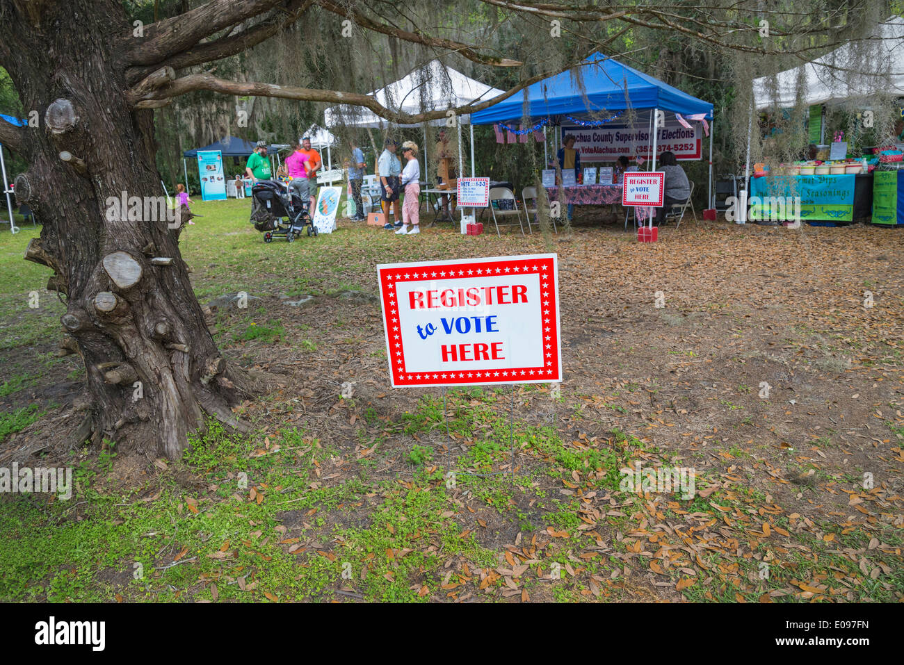 La registrazione degli elettori stand a Kanapaha Spring Garden Festival a Gainesville, Florida. Foto Stock