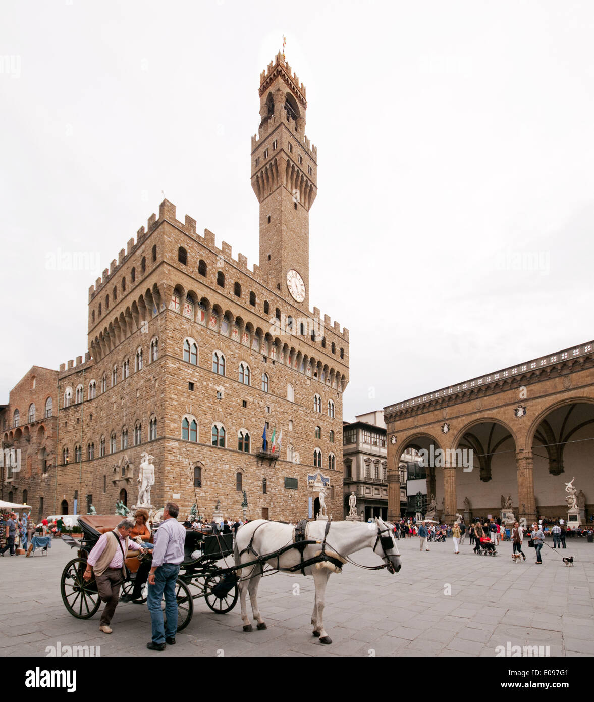 Cavallo e Carrozza in Piazza della Signoria Firenze Italia con Palazzo Vecchio e Logia della Signoria Foto Stock