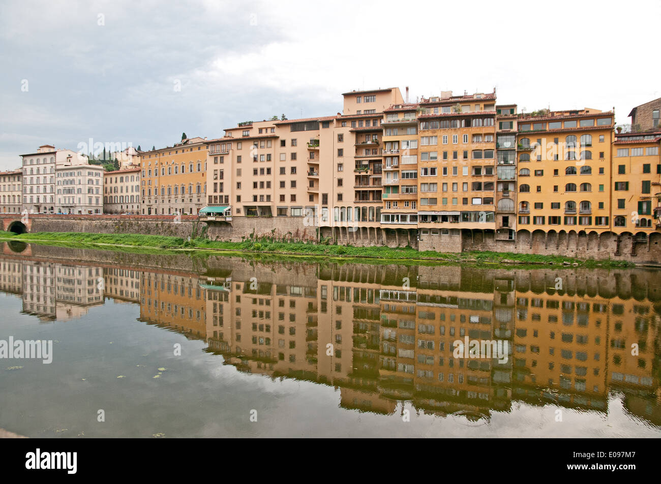 Supporto di edifici sulla riva sud del fiume Arno appena ad ovest di Il Ponte Vecchio Ponte Vecchio di Firenze Italia Foto Stock