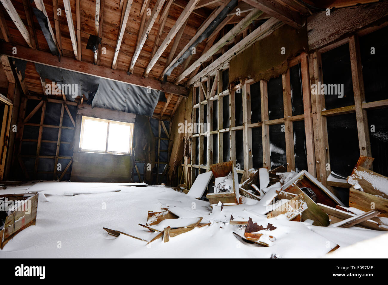 Interno della rovina capanna fidase o hunting lodge whalers bay isola Deception Antartide Foto Stock