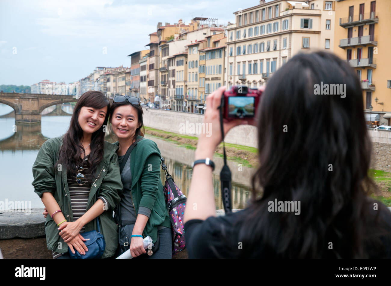 Giovani donne asiatiche fotografare ogni altro su Il Ponte Vecchio Ponte Vecchio di Firenze Italia Foto Stock