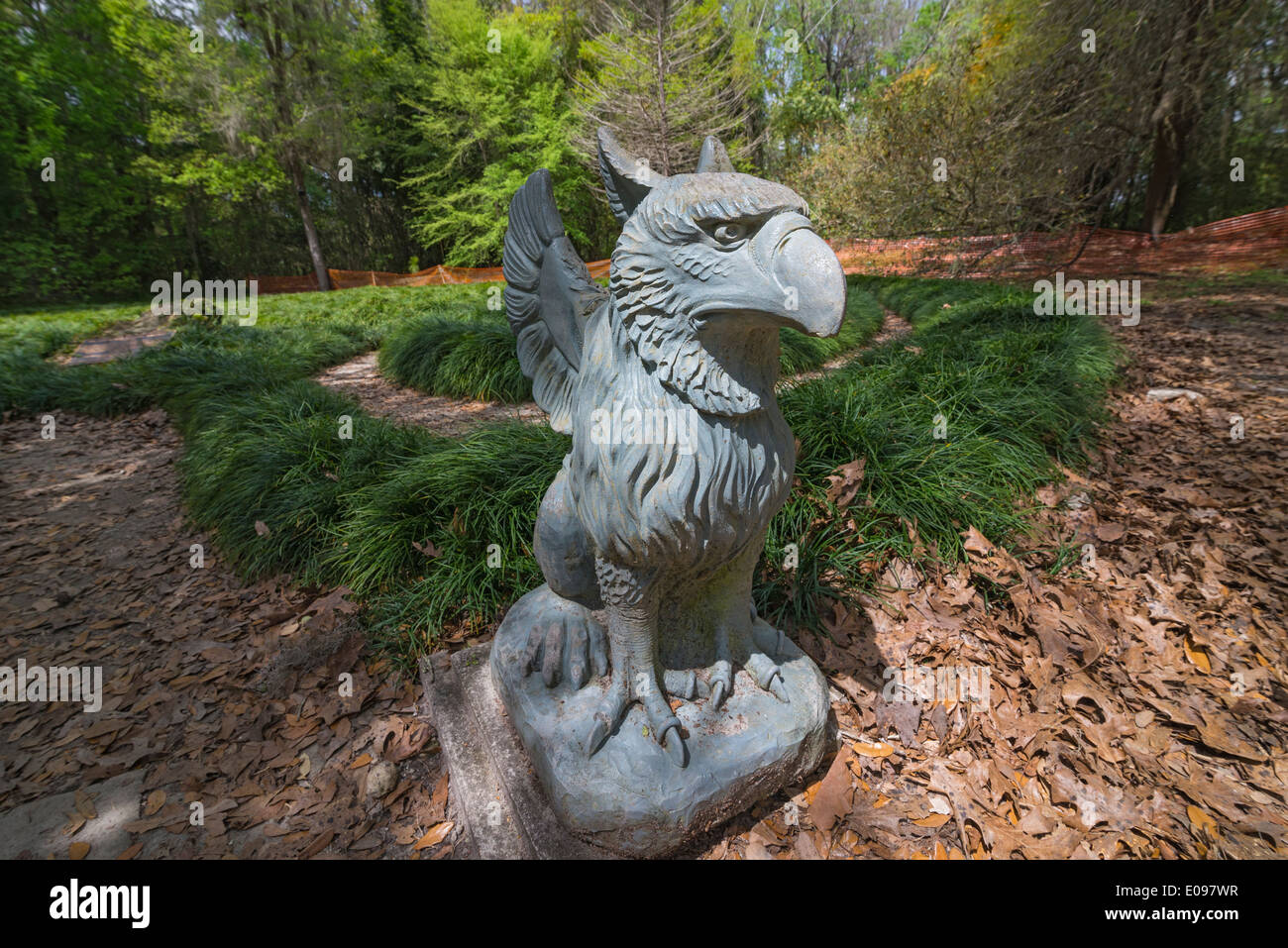 Kanapaha Spring Garden Festival a Gainesville, Florida. Un alato guardie griffin ingresso al giardino labirinto. Foto Stock