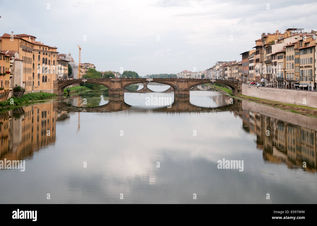 Guardando ad ovest lungo il fiume Arno da Il Ponte Vecchio Ponte Vecchio di Firenze Italia Foto Stock