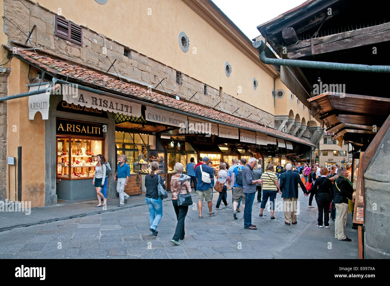 Persone turisti e gioiellerie negozi su Il Ponte Vecchio Ponte Vecchio di Firenze Italia Foto Stock