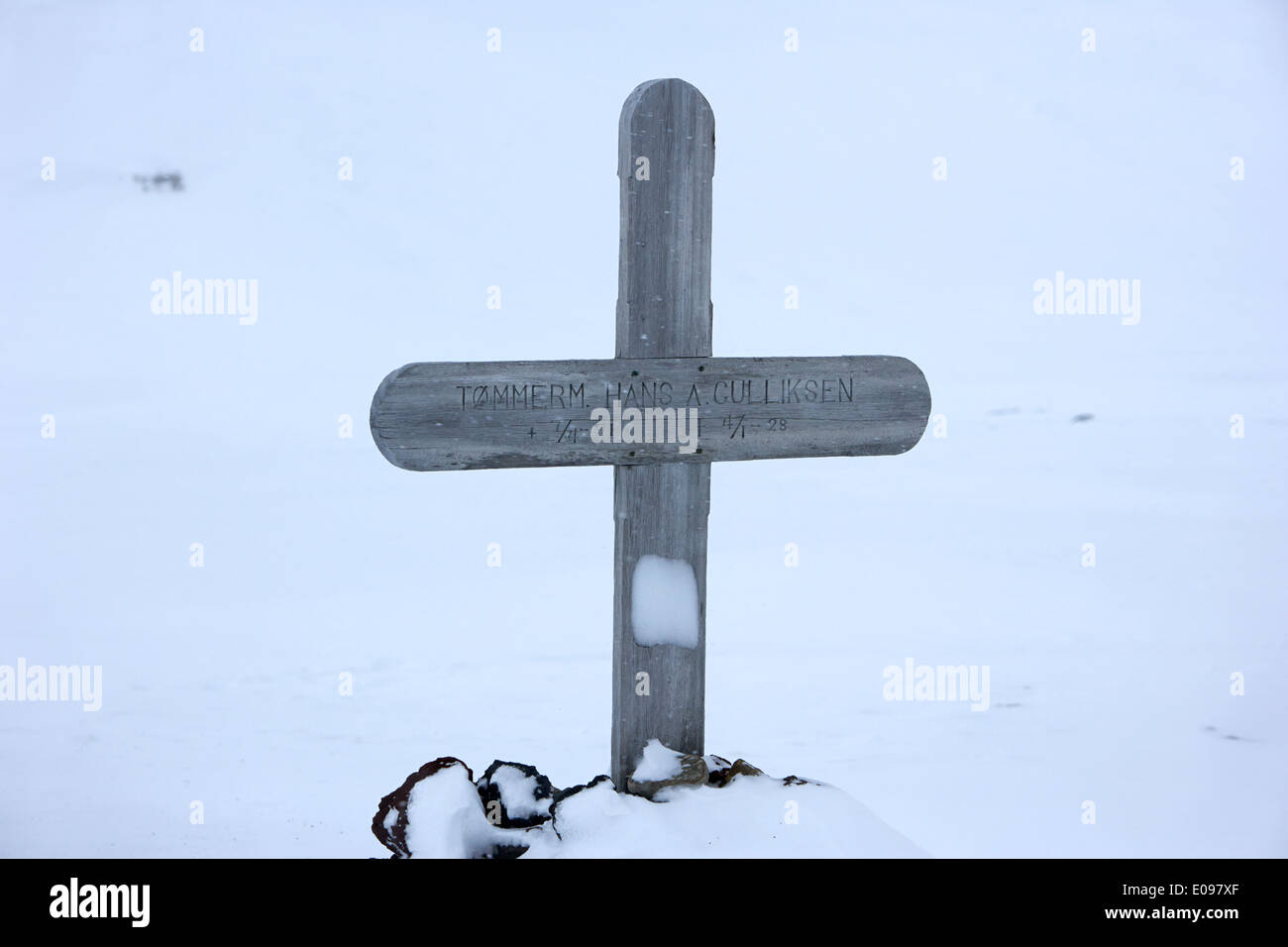 Croce di legno memorial a legnaiolo hans un gulliksen nel cimitero a whalers bay isola Deception Antartide Foto Stock