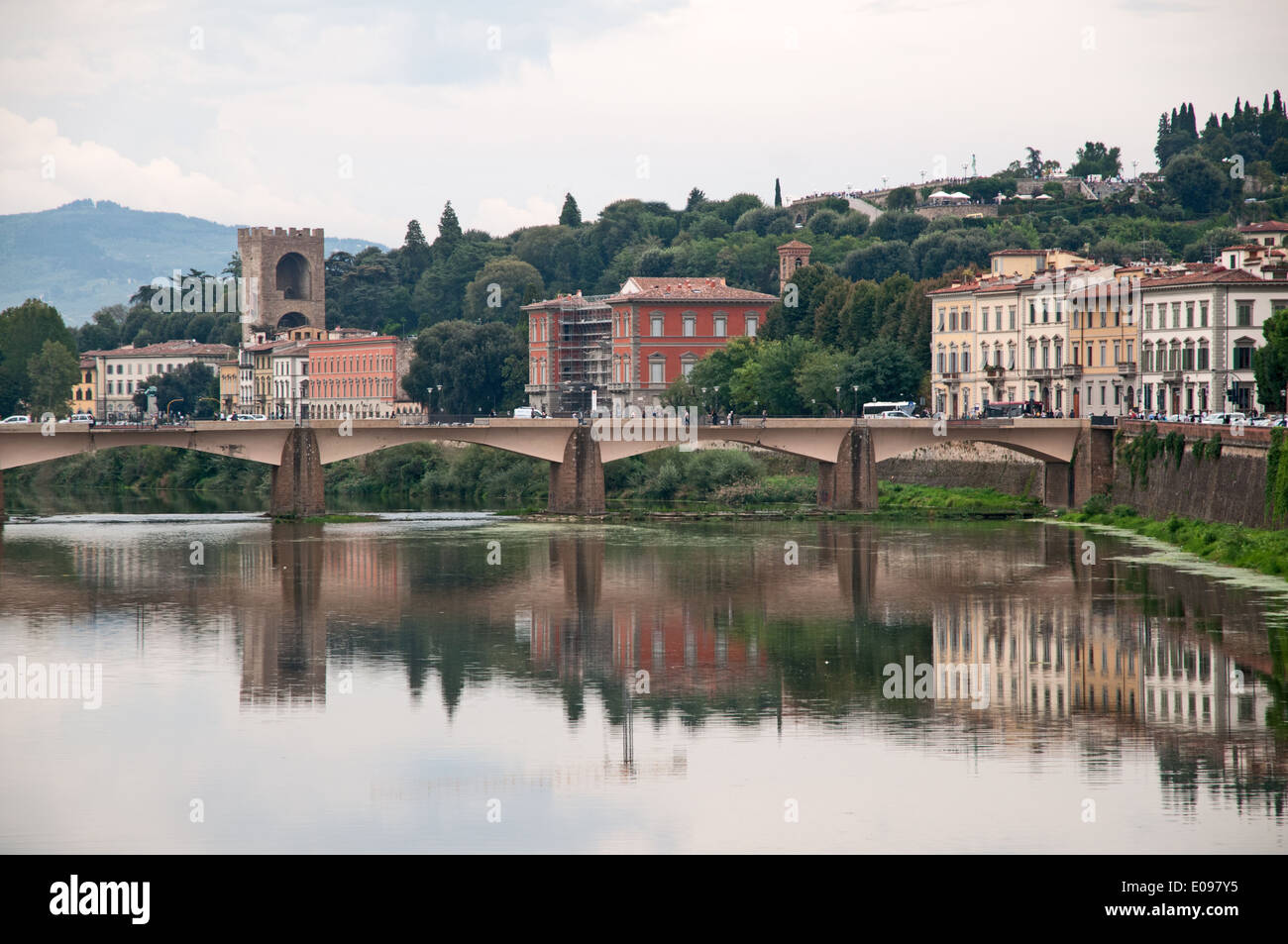 Ponte alla Grazia oltre il fiume Arno e la Piazza Giuseppe Poggi Tower, Firenze Italia Foto Stock