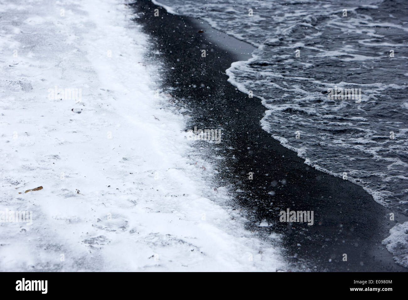 La caduta della neve sulla sabbia nera vulcanica di caldera whalers bay isola Deception Antartide Foto Stock