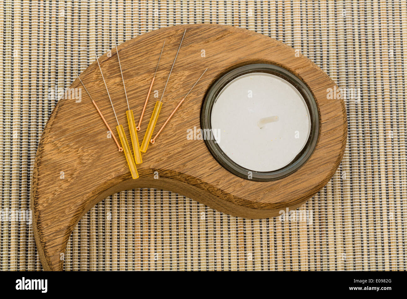 Diversi ago per agopuntura giacciono affiancati. La medicina tradizionale cinese (medicina alternativa). , Mehrere Nadel fuer Akupu Foto Stock