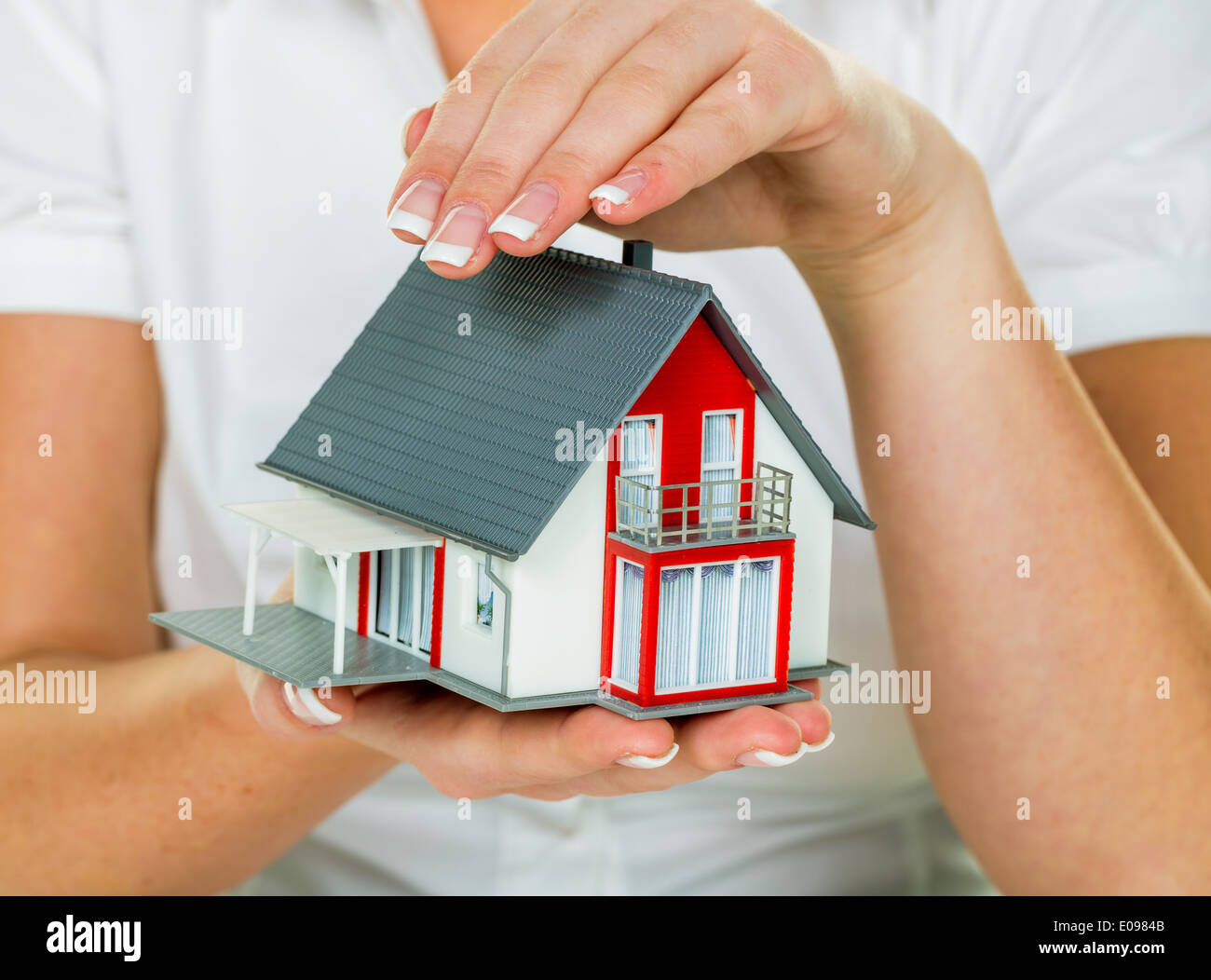 Un broker per immobili con una casa e una chiave. Il successo di noleggio e vendita di case da agenti immobiliari., Ein Makler fuer Immobilie Foto Stock