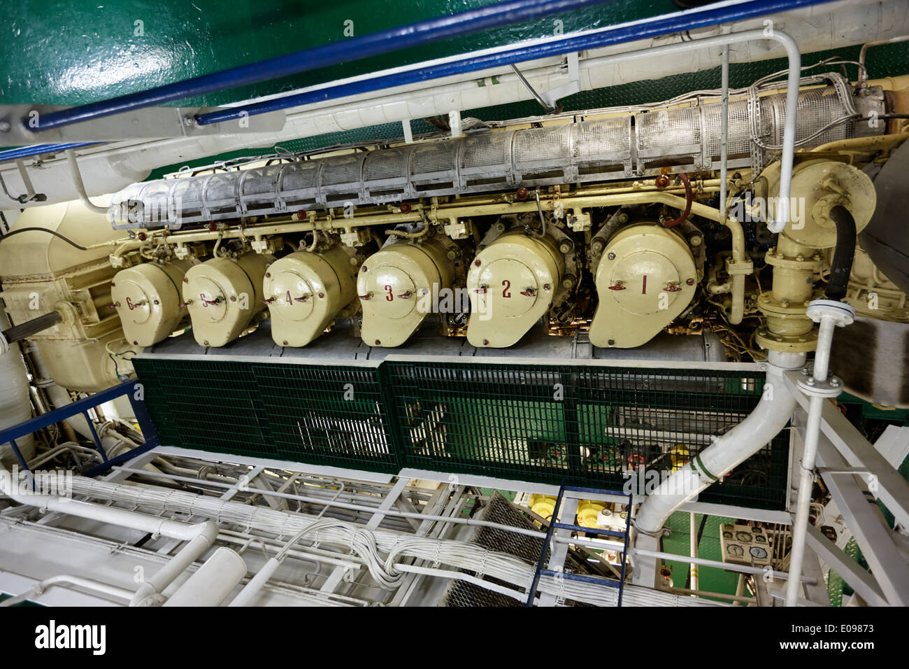 Sala del motore a bordo la ricerca russo nave akademik sergey vavilov in mare Foto Stock