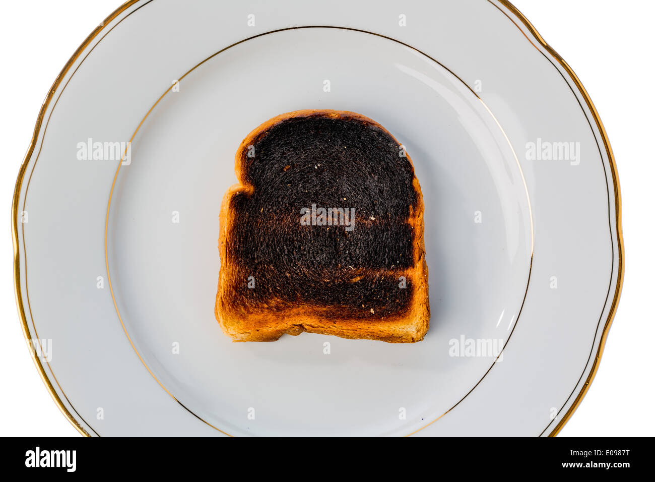 Tostare il pane è diventato con brindare burntly. Burntly toast con i dischi e la prima colazione., Toastbrot wurde beim toasten verbrannt. Foto Stock