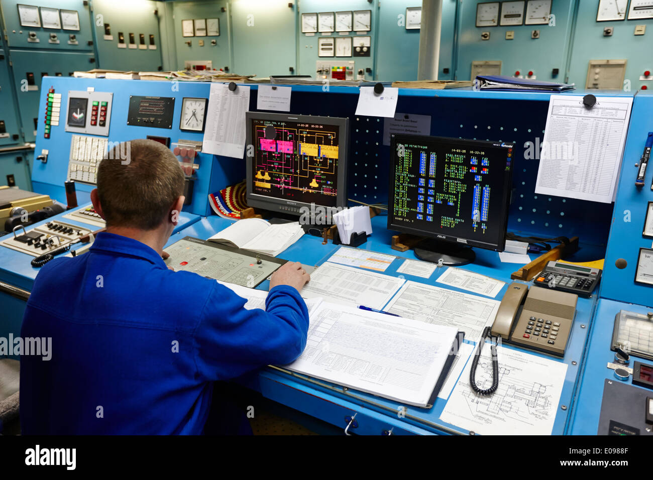 Ingegnere di lavoro a schermo di controllo sala di controllo con i pannelli a bordo la ricerca russo nave akademik sergey vavilov in mare Foto Stock