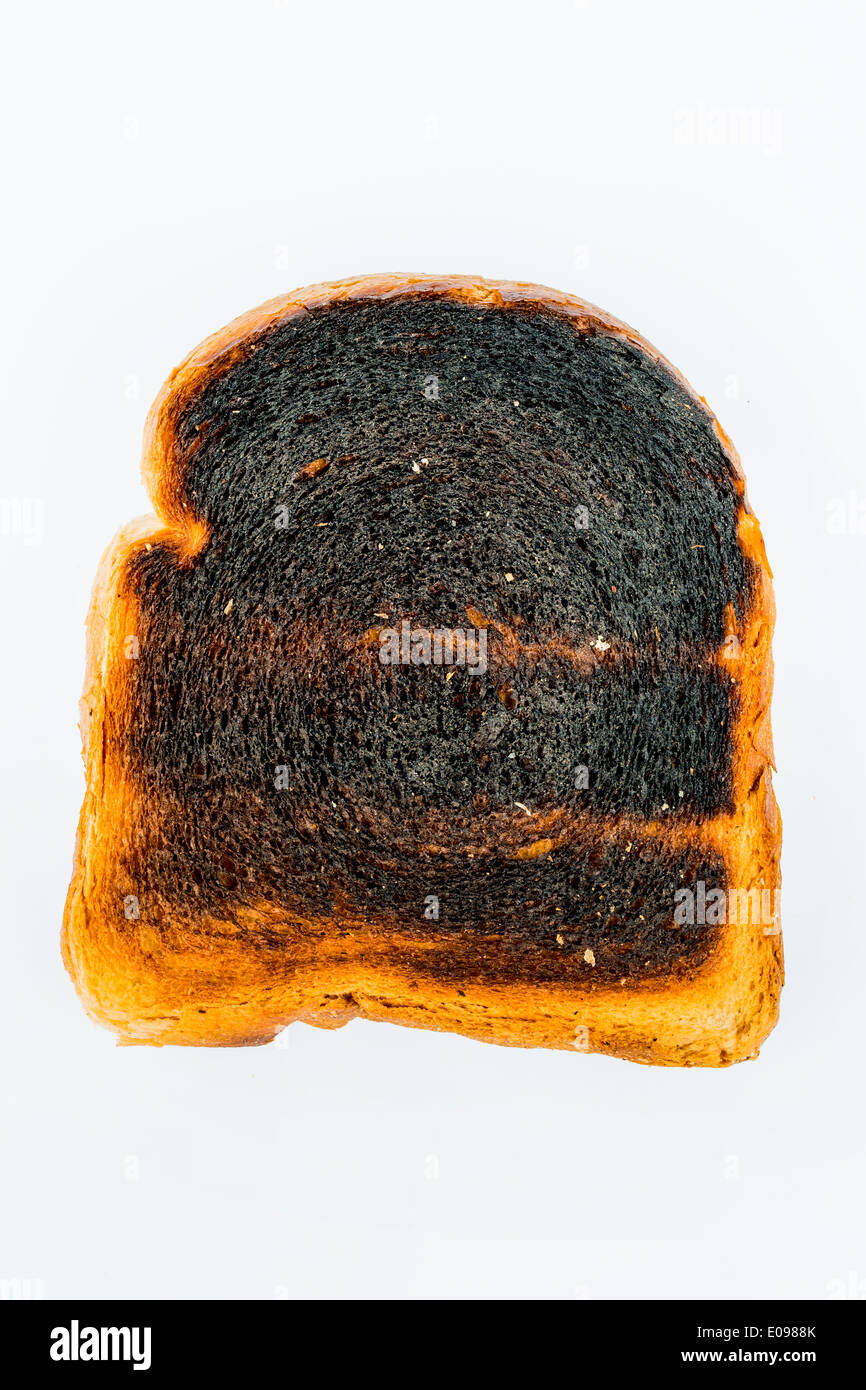 Tostare il pane è diventato con brindare burntly. Burntly toast con i dischi e la prima colazione., Toastbrot wurde beim toasten verbrannt. Foto Stock