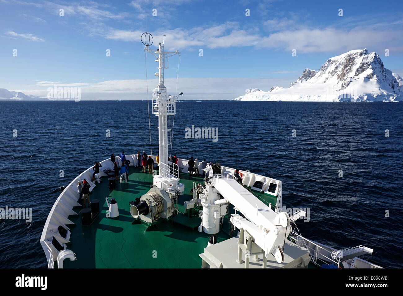 I passeggeri a bordo di una nave a vela tra anvers island e la penisola antartica Foto Stock