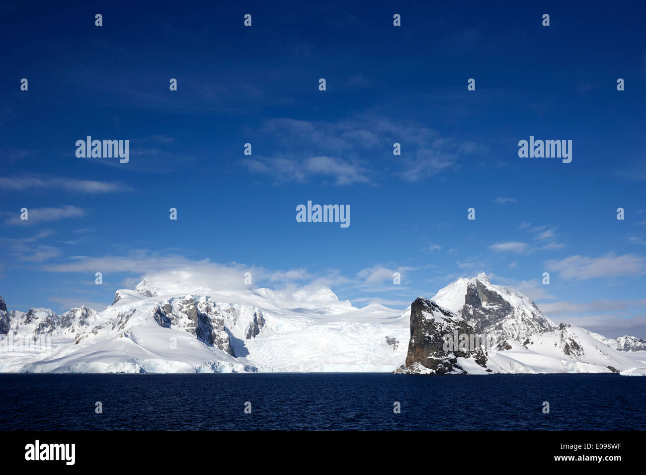 Montagne e Ghiacciai con blue sky arctowski penisola Antartica Foto Stock