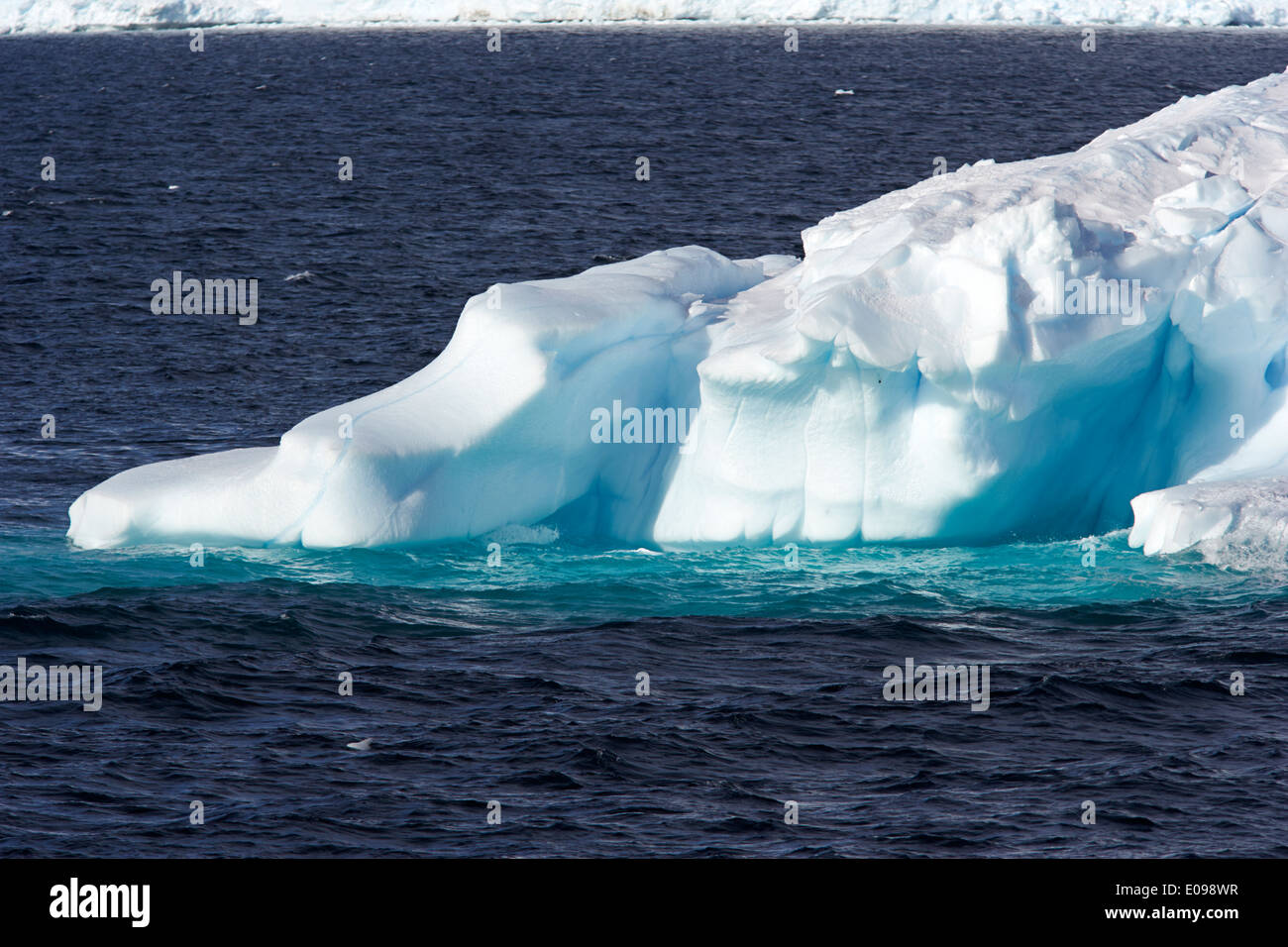 Blu iceberg scolpite dal vento e marea arctowski penisola Antartica Foto Stock