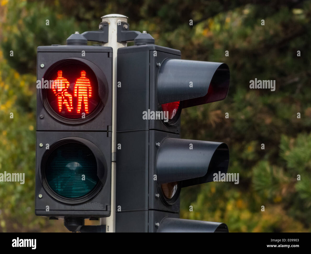 Fine luce rossa fue pista ciclabile e marciapiede. Con ogni altro nel traffico, Ende Rotlicht fue Radweg und Gehweg. Miteinander im Foto Stock