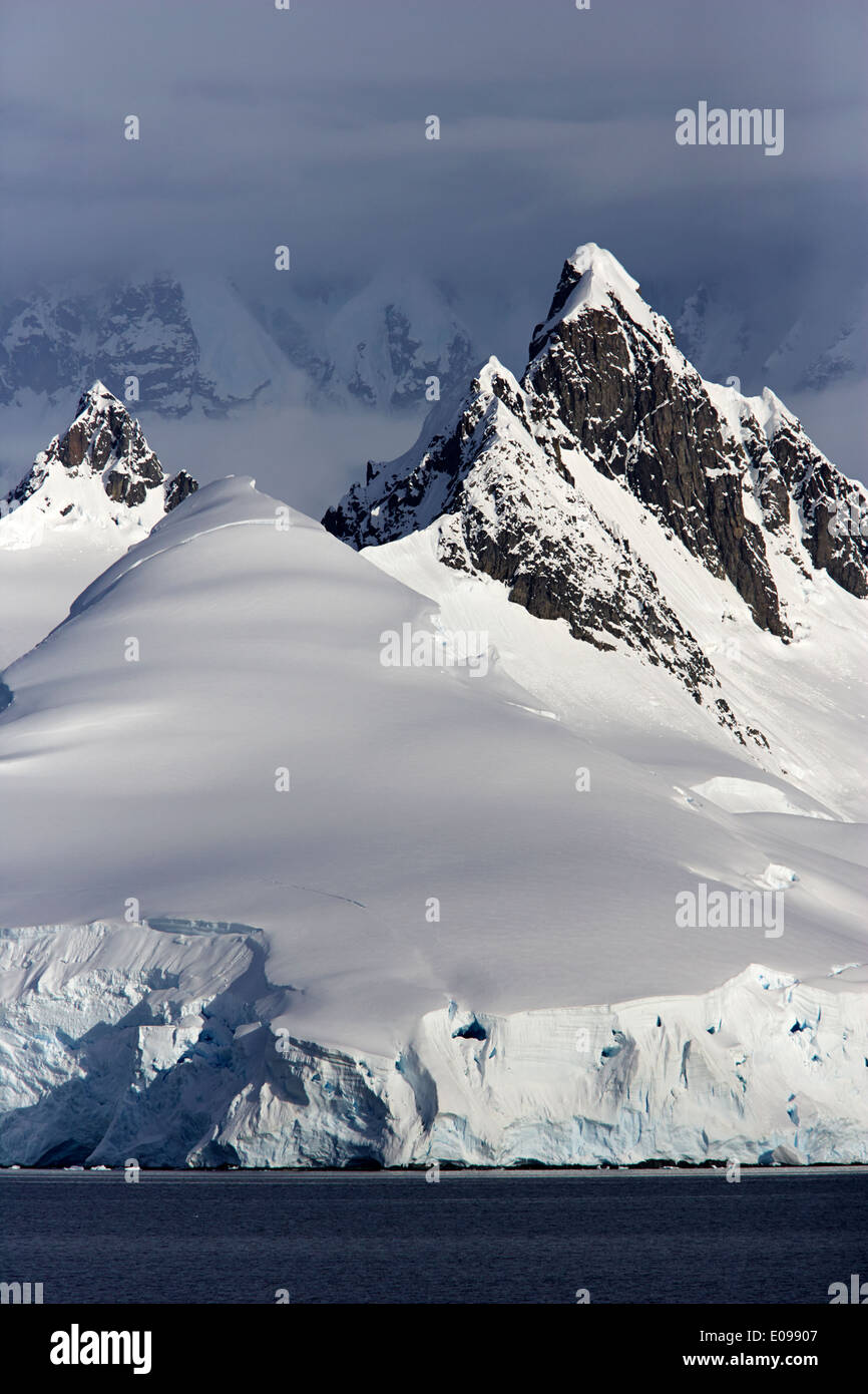 Sharp picchi di montagna e cappucci di neve sulla penisola arctowski wilhelmina bay Antartide Foto Stock