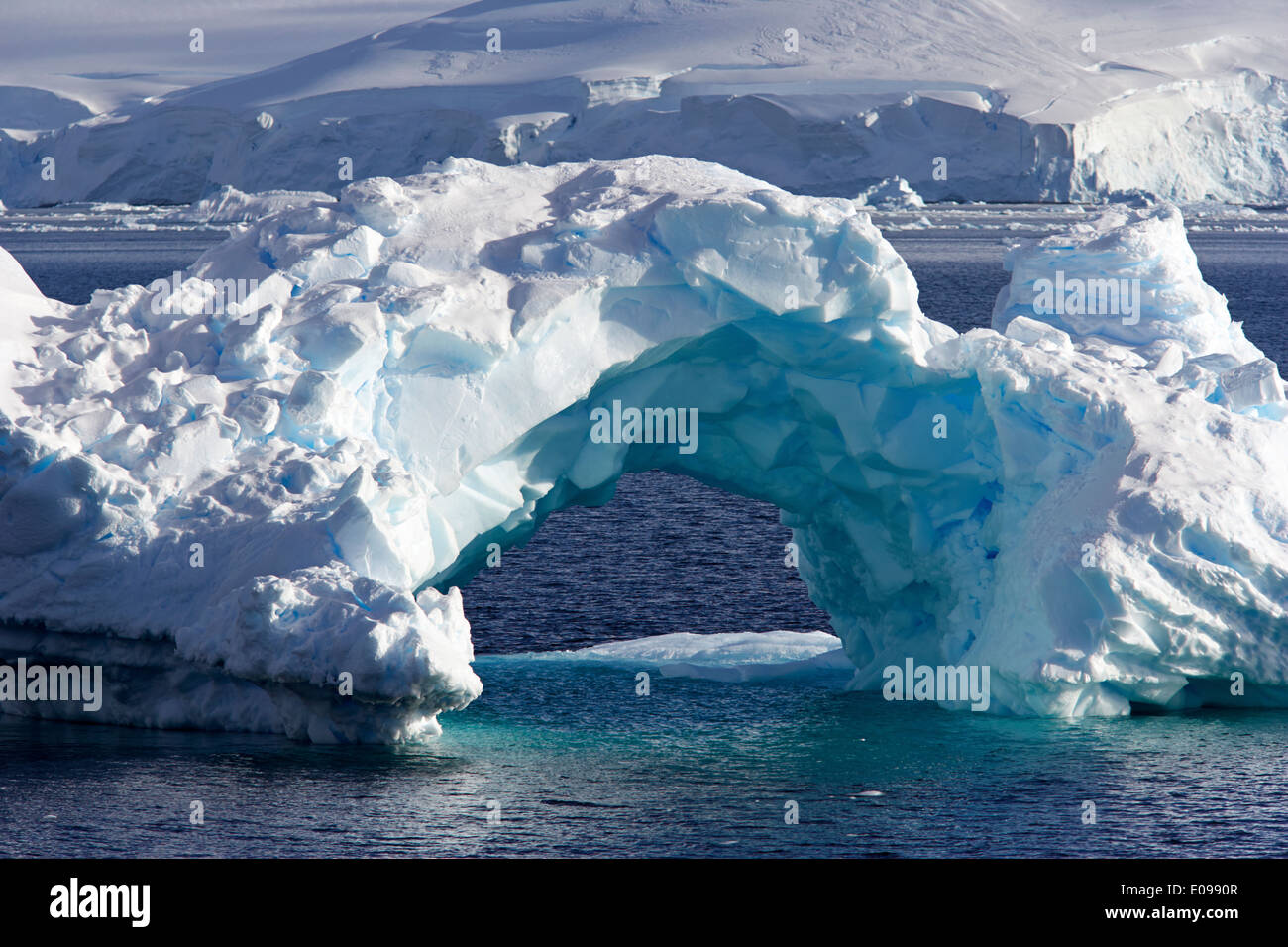 Iceberg arcuato in wilhelmina bay Antartide Foto Stock