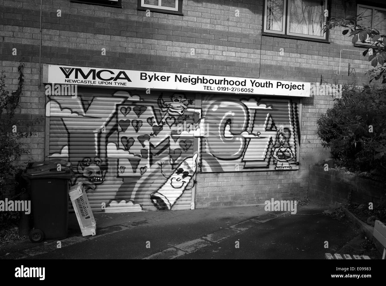 Graffiti su YMCA edificio, Byker, Tyne and Wear Foto Stock