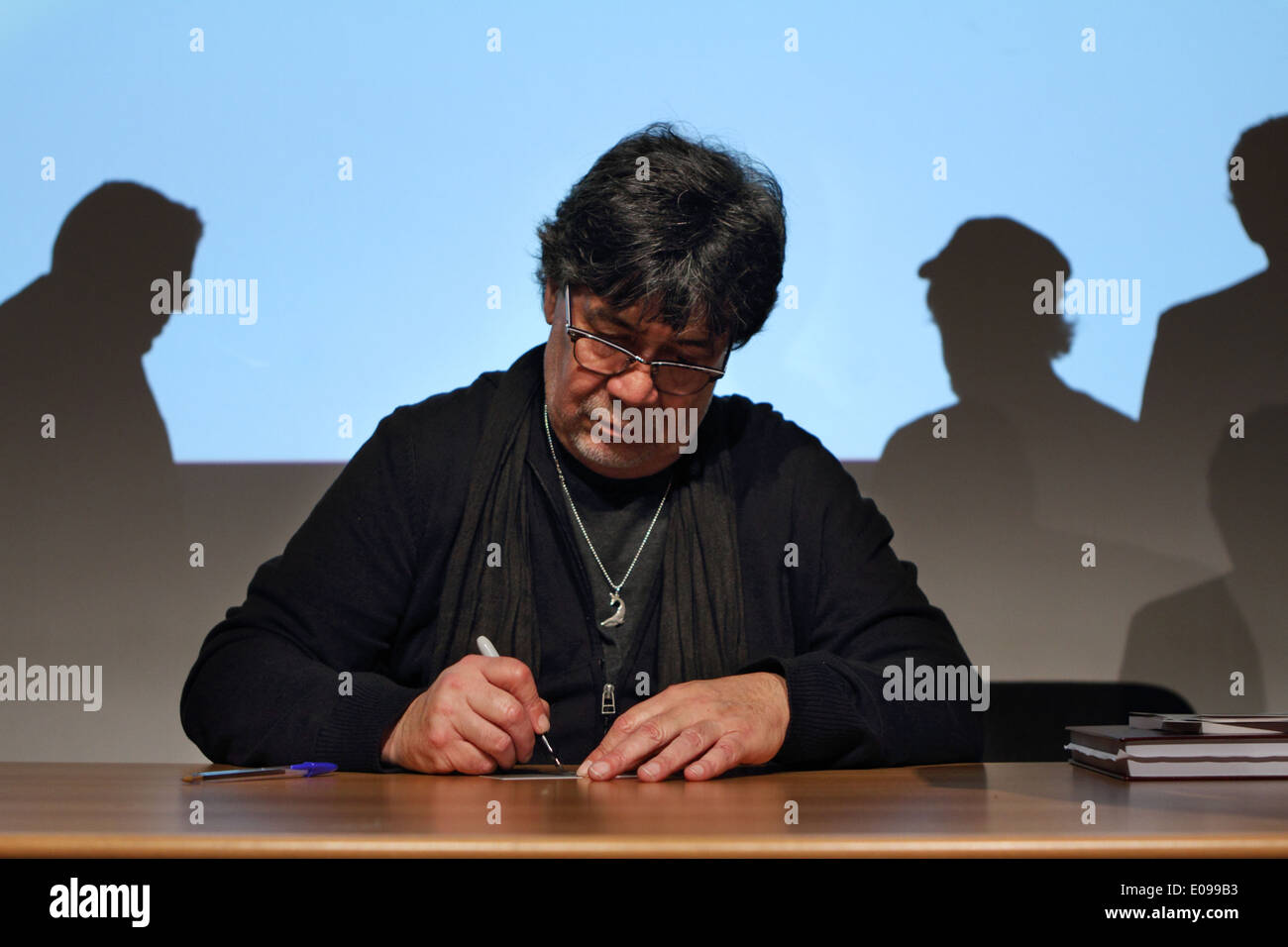 Lo scrittore cileno Luis Sepulveda (nato nel 1949) firma autografi a 2013 Torino Salone del libro. Foto Stock
