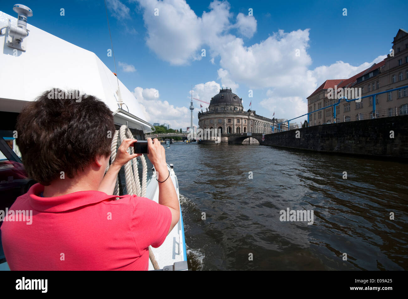 Germania, Berlino, fiume Spree, tour in barca sul fiume Spree background Bode Museum Foto Stock