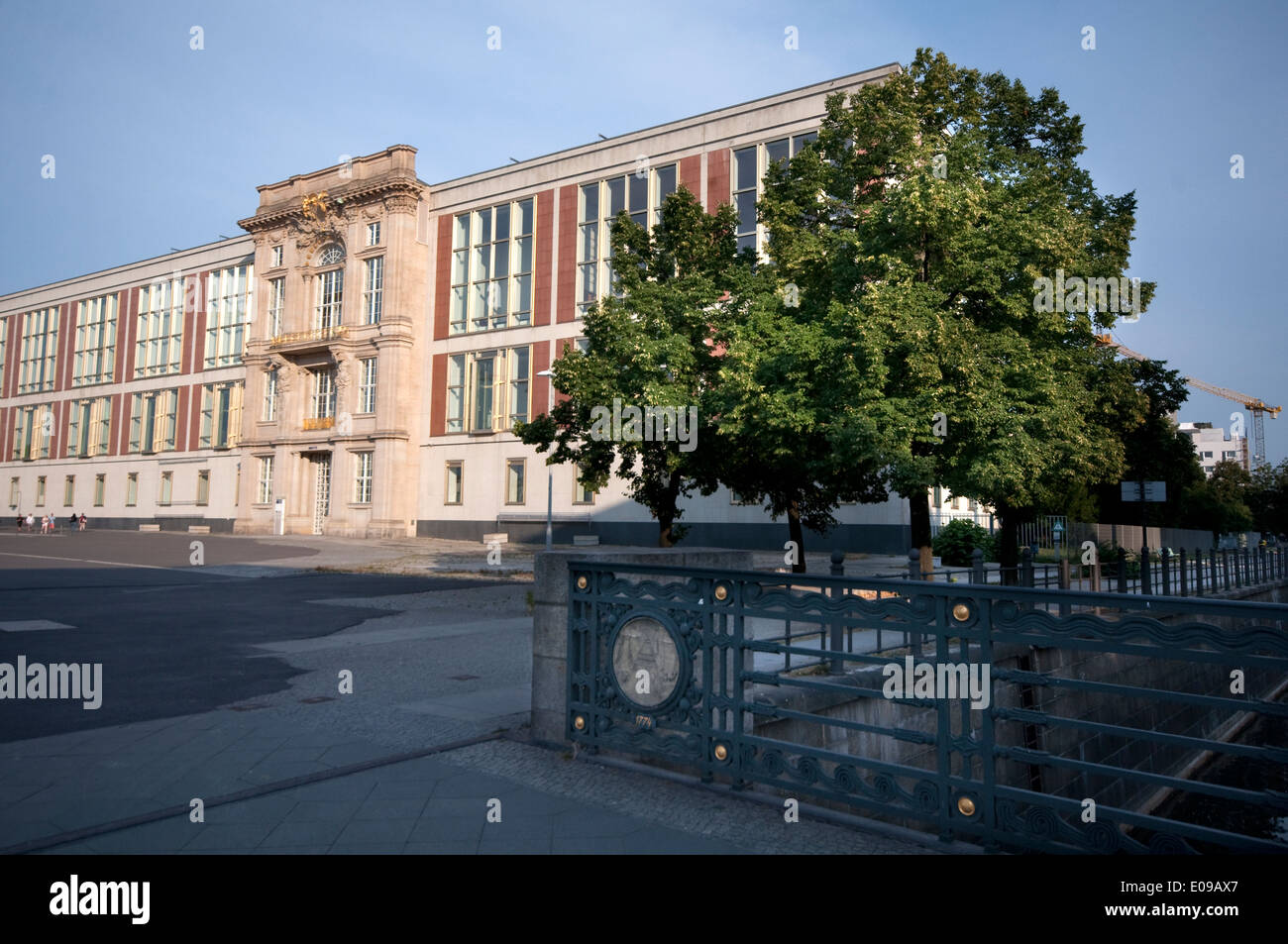 Germania, Berlino, Schlossplatz Square, European School of Management e Tecnologia, ESMT Foto Stock