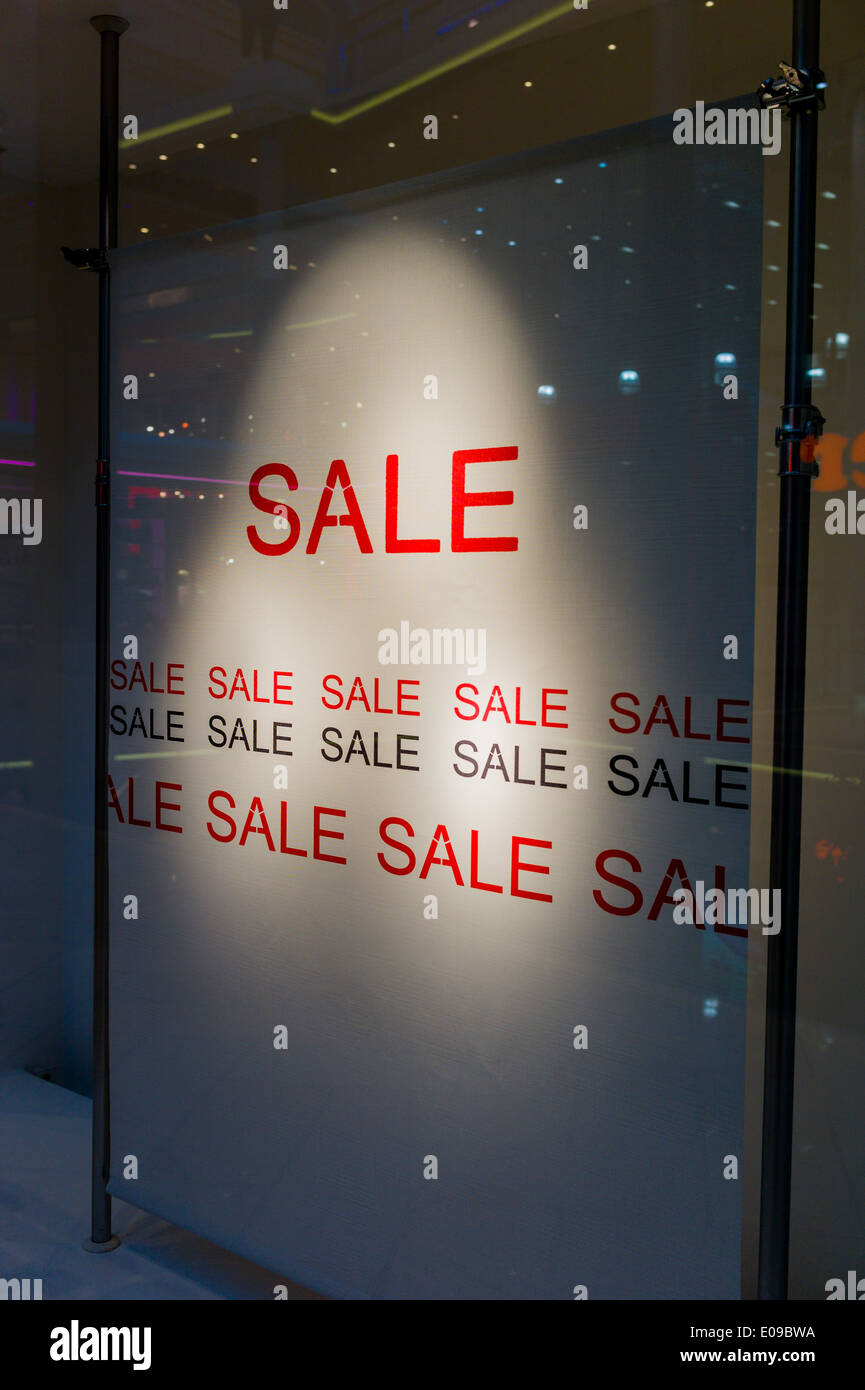 In una vetrina di un business è sottolineato per la vendita finale. In einem Schaufenster eines Geschaeftes wird auf der Schlu Foto Stock