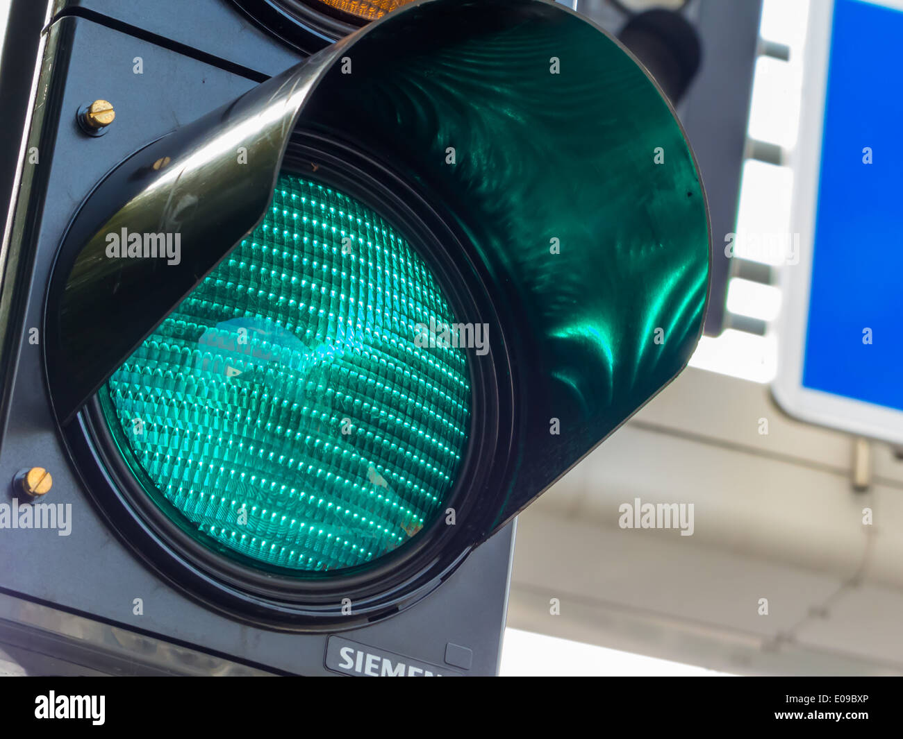 Il vostro traffico luce splende la luce verde. Foto Stock