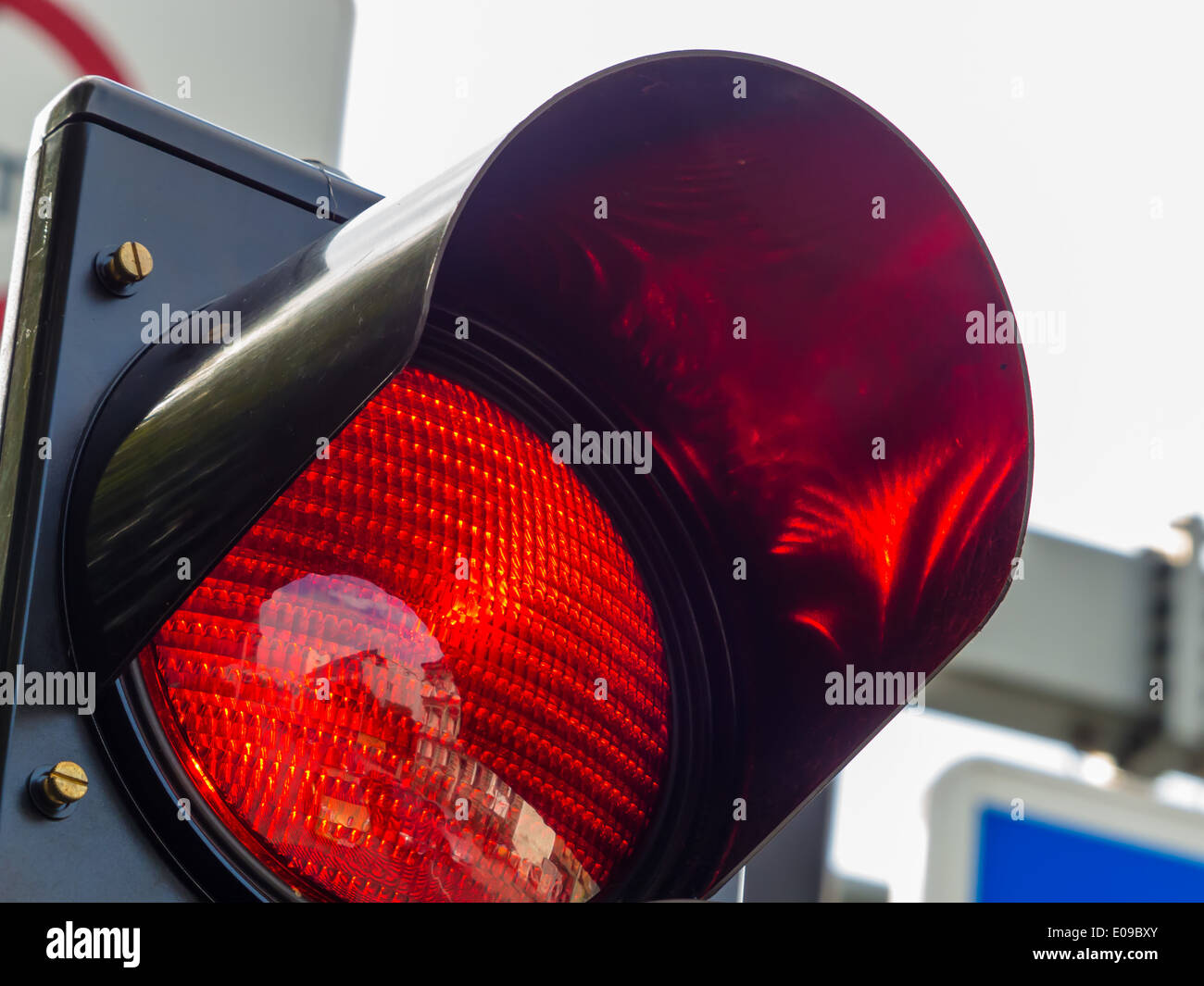Su un semaforo brilla la luce rossa. Foto Stock