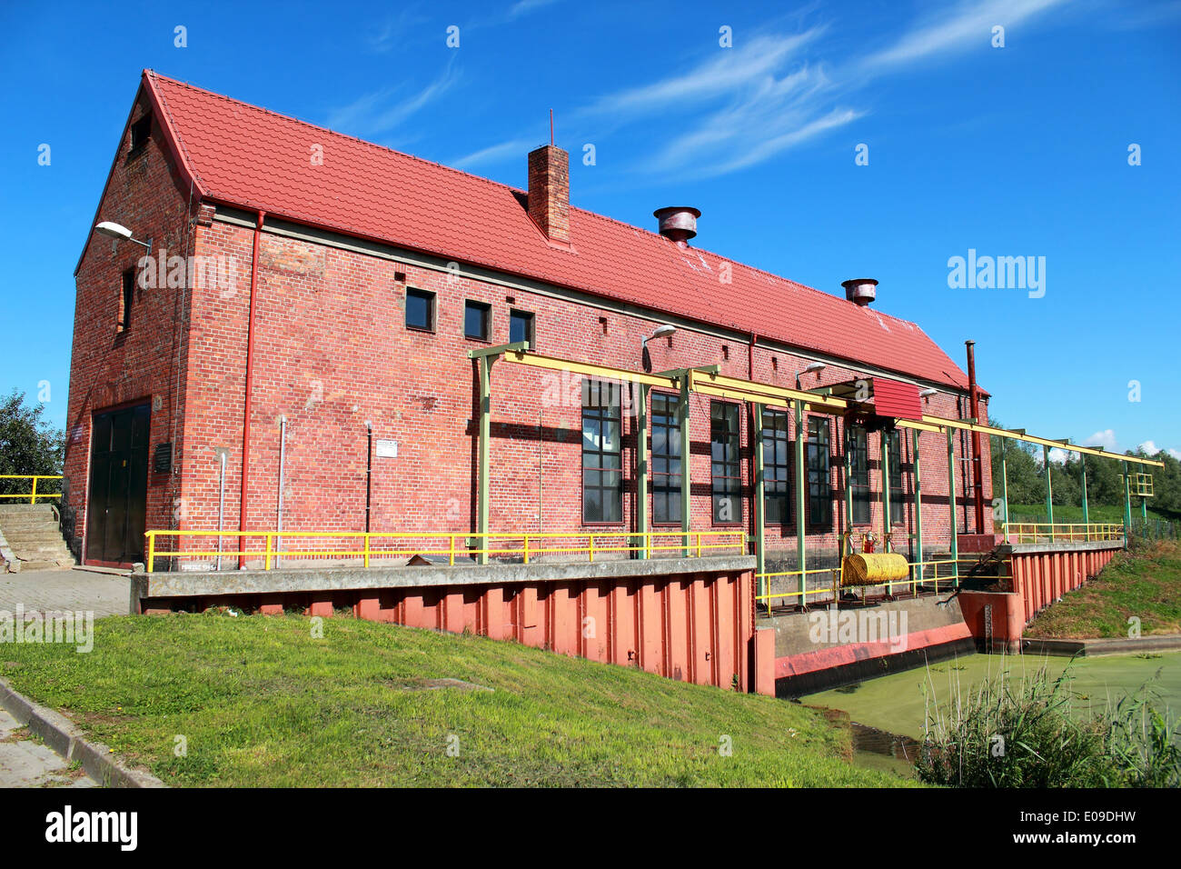 Acqua idrotecnica pomp stazione. Sfarzo d'acqua dalla stazione di Oslonka, Zulawy Wislane, Polonia Foto Stock