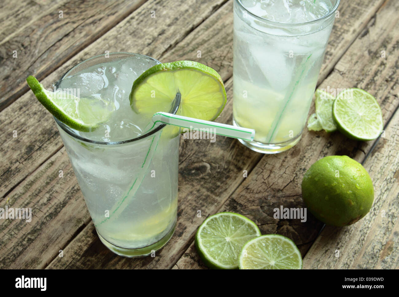 Bevanda fredda con lime fresco e il ghiaccio Foto Stock