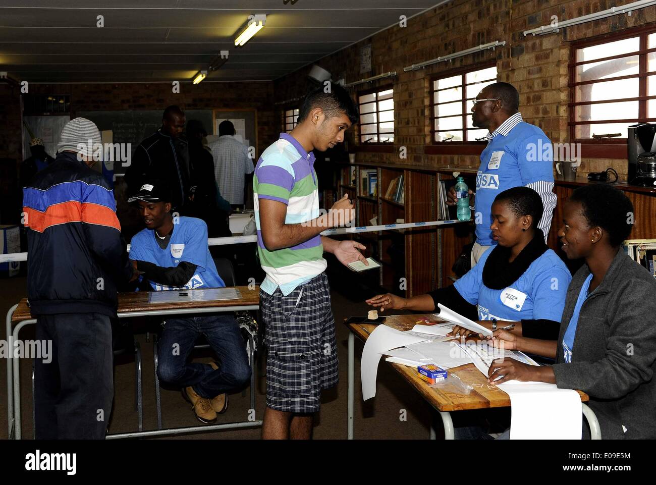 Pretoria, Sud Africa. Il 7 maggio, 2014. Un uomo si registra prima di votare in corrispondenza di una stazione di sondaggio a Pretoria, Sud Africa, 7 maggio 2014. In Sud Africa il mercoledì ha dato dei calci a fuori dalla sua elezione generale che è la prima elezione durante il post-Mandela era. Credito: Li Qihua/Xinhua/Alamy Live News Foto Stock