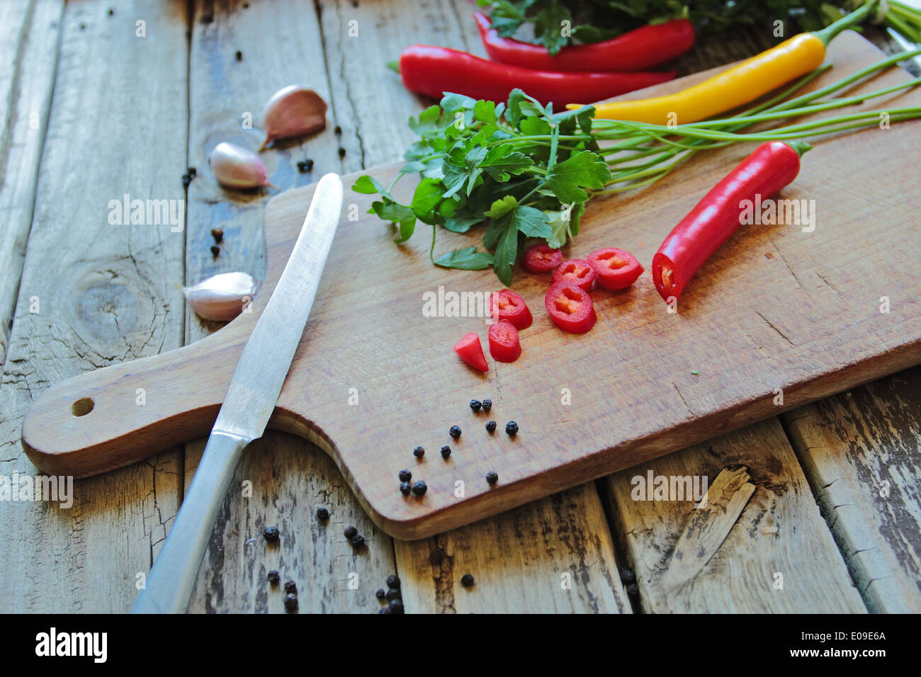 Ortaggi freschi di taglio sul tavolo da cucina Foto Stock