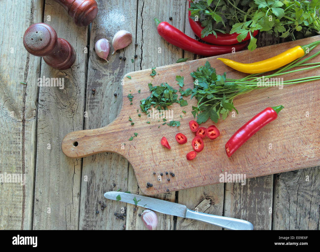 La verdura fresca e erbe sul tavolo da cucina Foto Stock