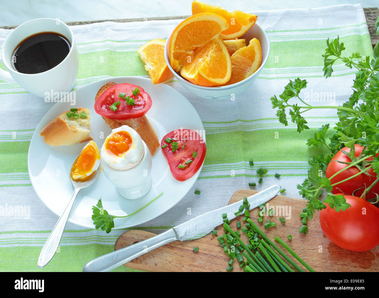 La prima colazione con uova sode e ortaggi sani Foto Stock