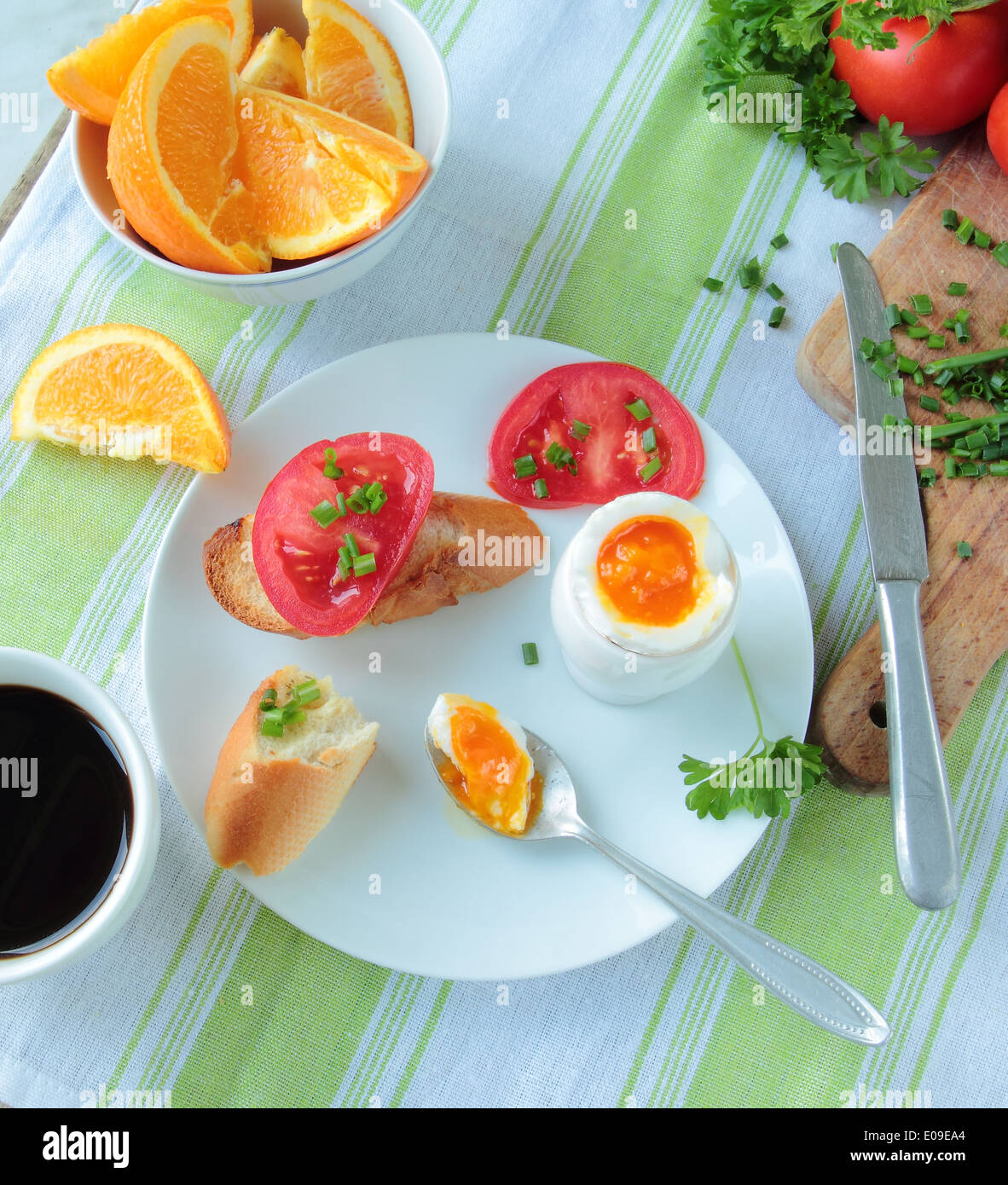 Uova sode con verdure fresche e la tazza di caffè per la prima colazione Foto Stock