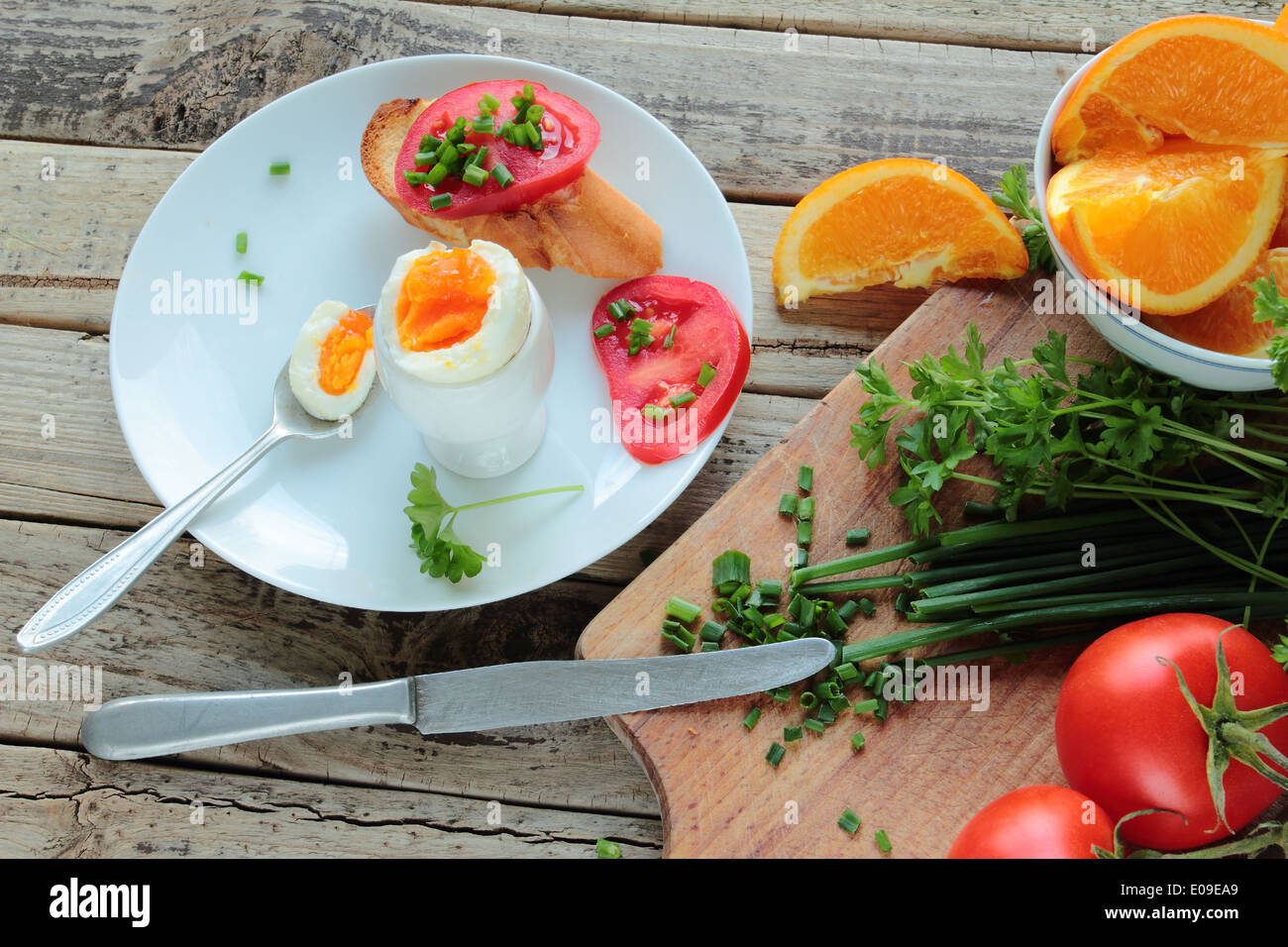 Sana colazione con uova sode e verdure fresche Foto Stock
