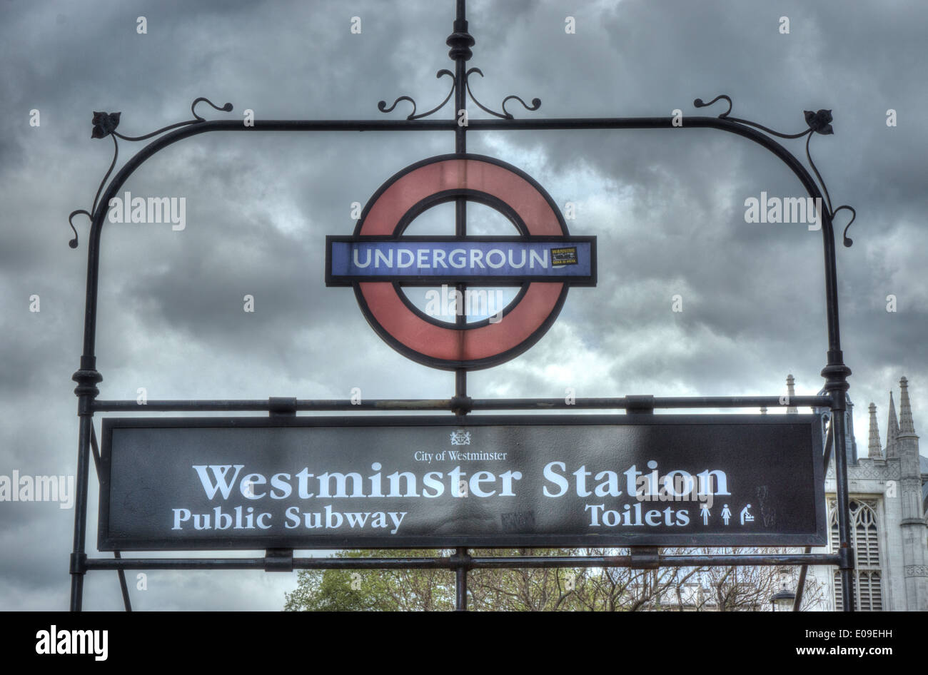 La stazione della metropolitana di Westminster ingresso Foto Stock
