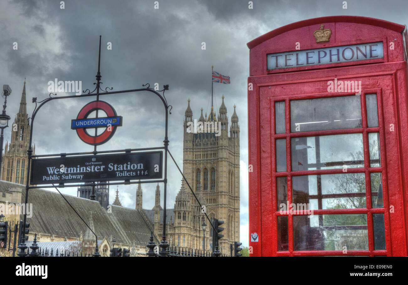 La stazione della metropolitana di Westminster ingresso telefono rosso box Foto Stock