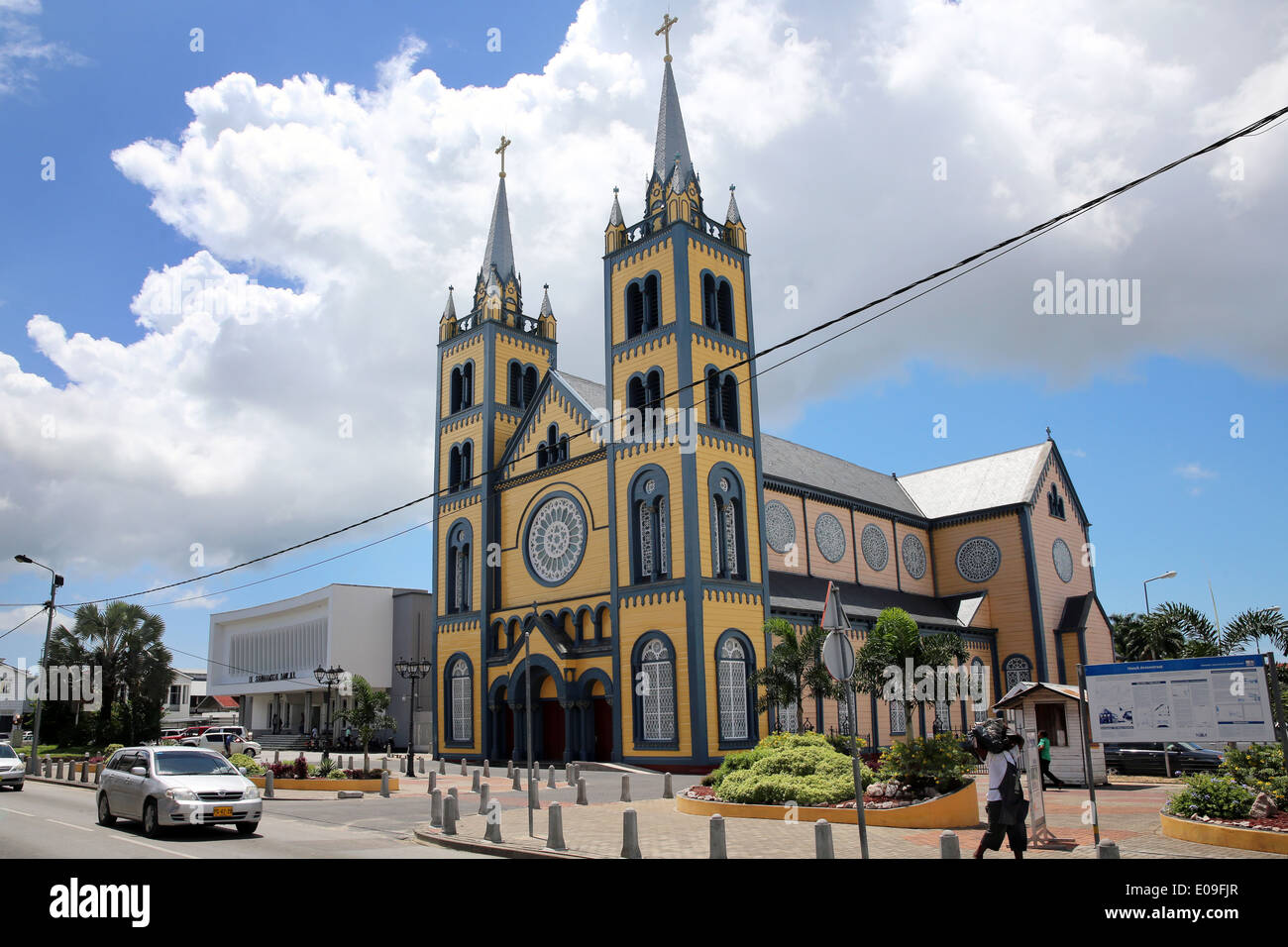 Legno di San Pietro e Paolo cattedrale in Gravenstraat, Paramaribo, capitale del Suriname, America Latina Foto Stock