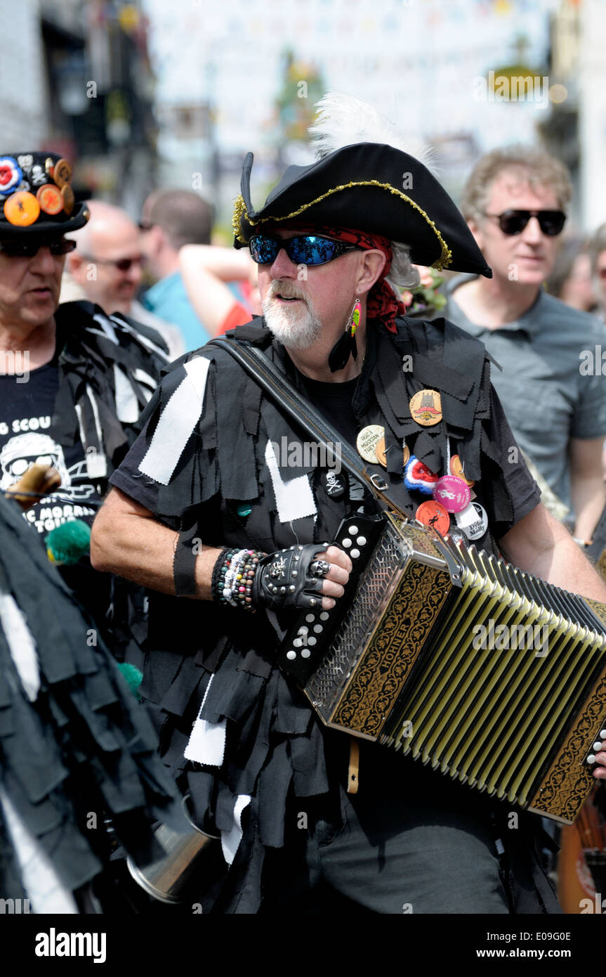 Il Gong spugnette maniaco Morris effettuando al Festival spazia, Rochester, Kent, 5 maggio 2014. Foto Stock