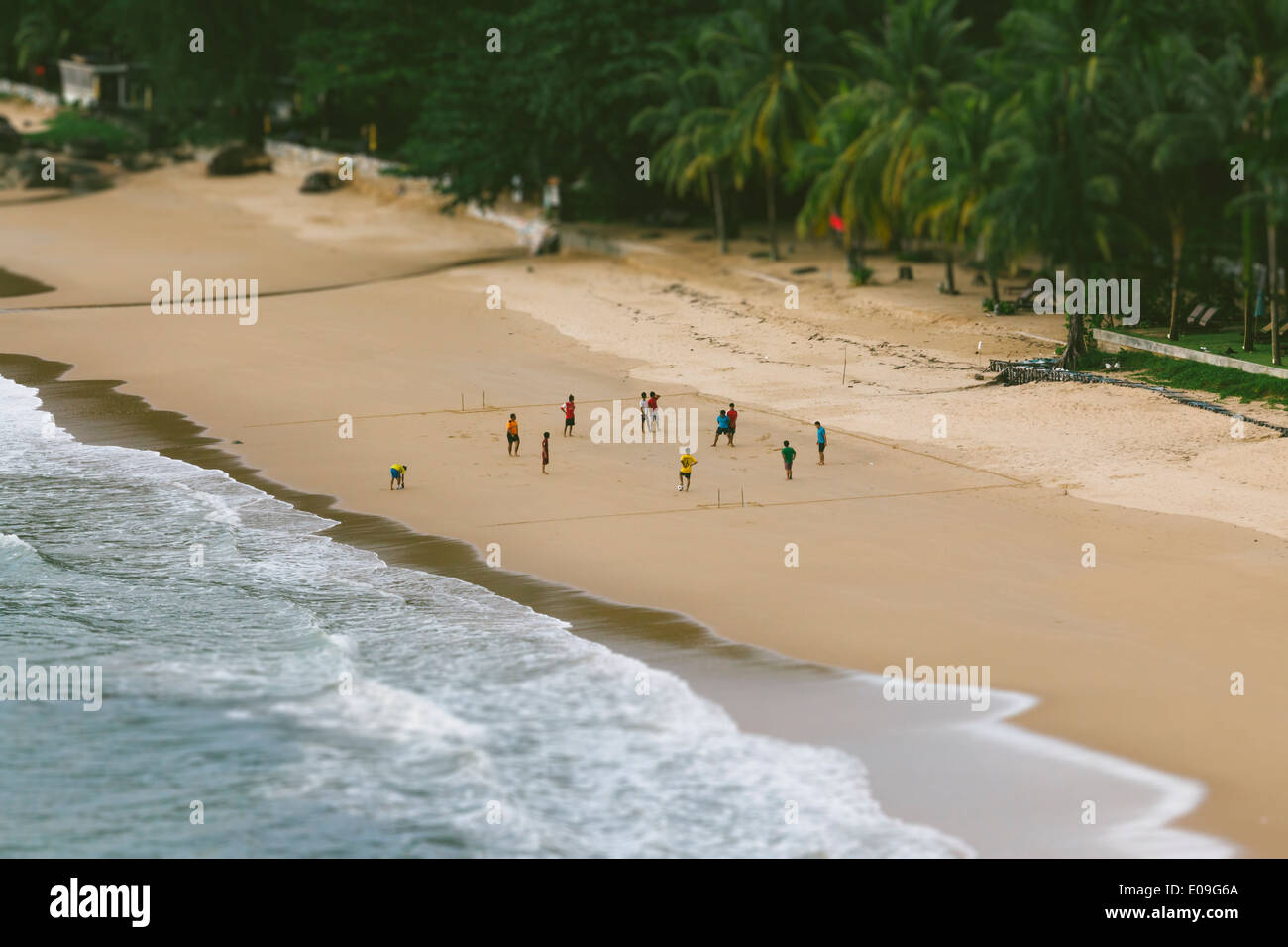 Thailandia, Takua Pa, Khao Lak, persone che giocano a calcio sulla spiaggia Foto Stock